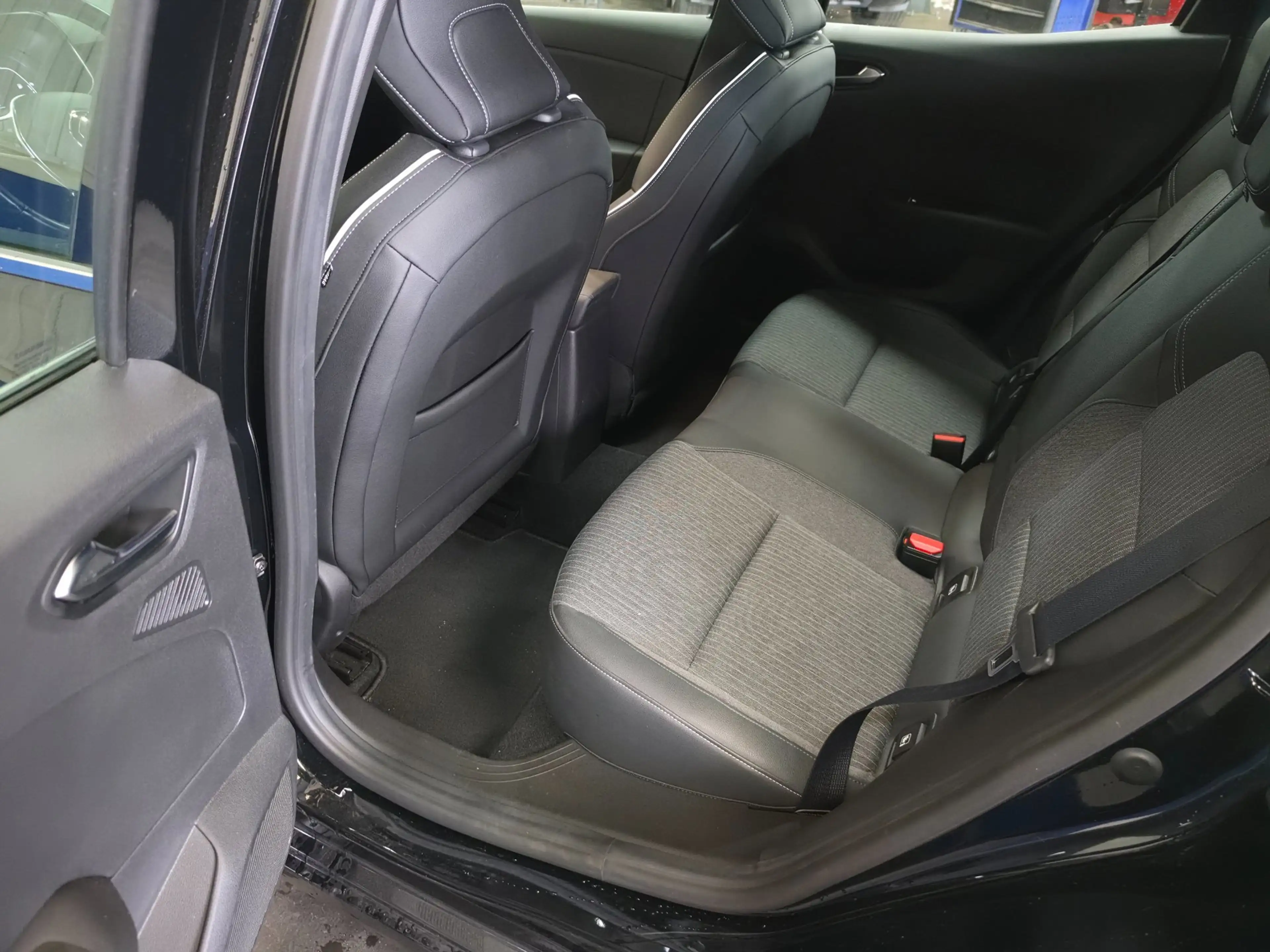 Renault Clio 1.3 TCe Intens — photo 12