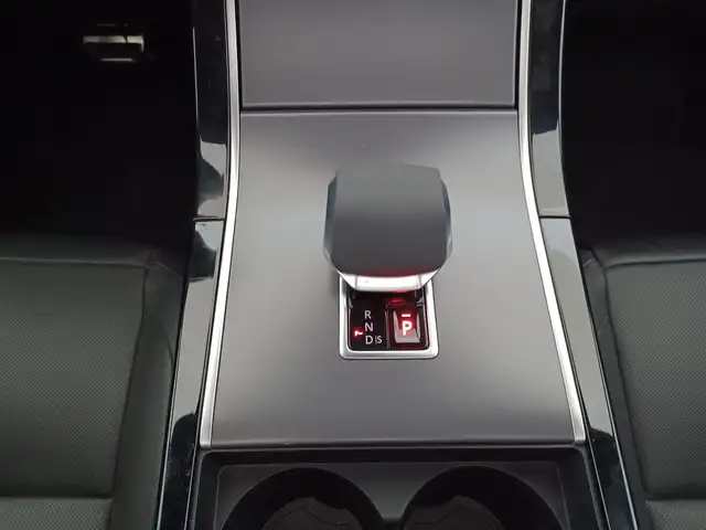 Land Rover Range Rover Velar view 11