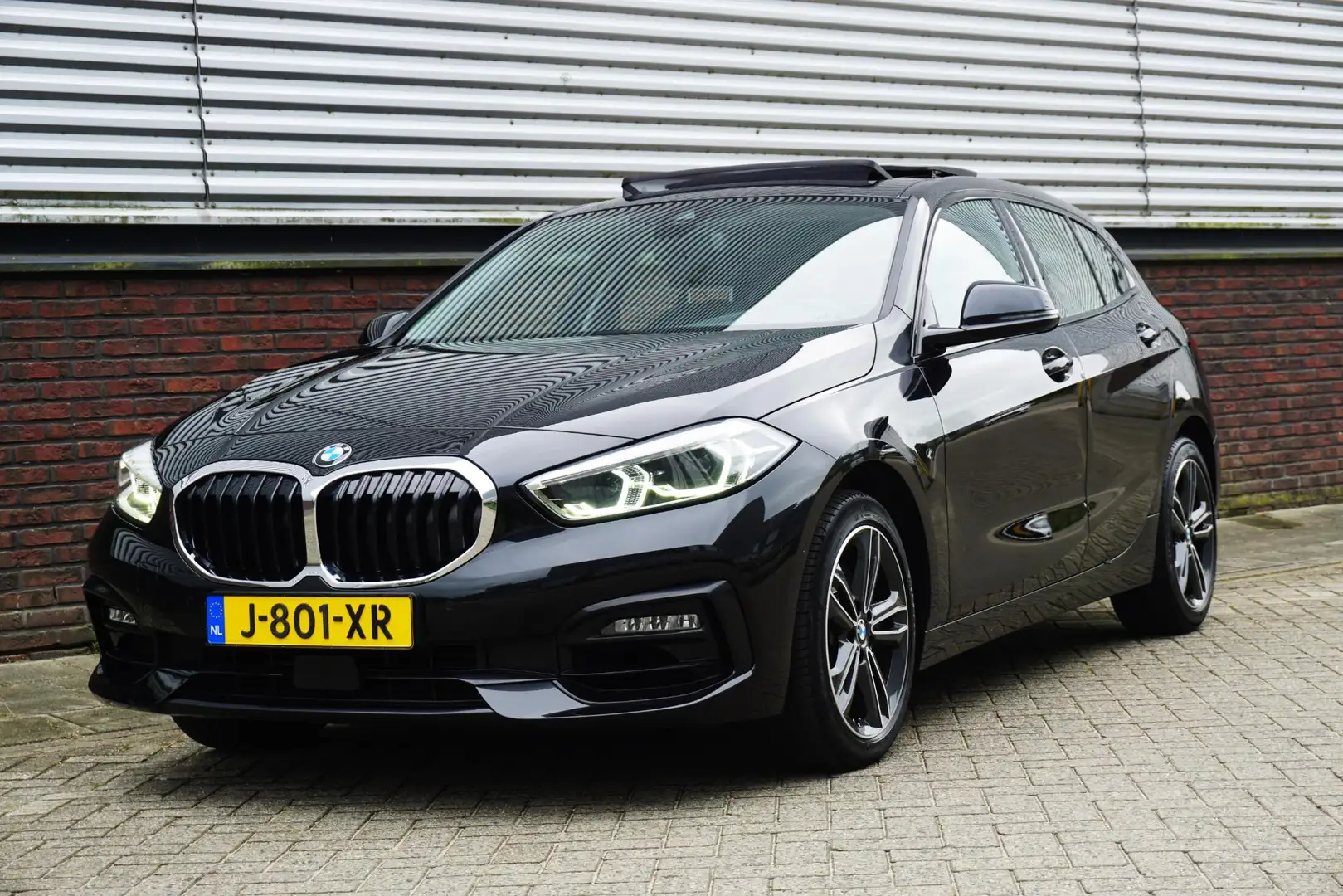 BMW 118 1-serie 118i 140PK Sport-line/Panodak/Camera/Parki Zwart - 1