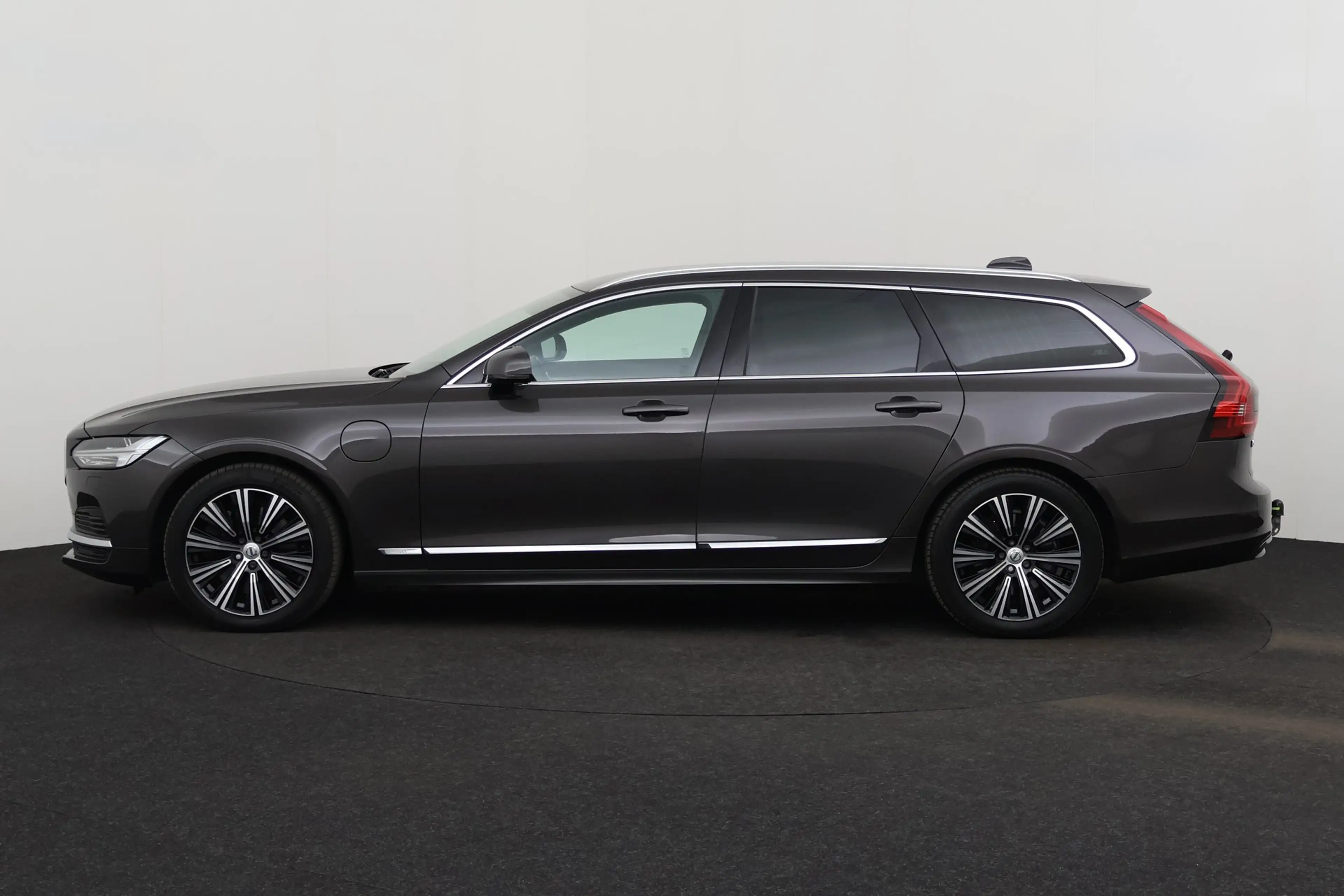 Volvo V90 2.0 T6 PHEV GEARTRONIC INSCRIPTION + GPS + CAMERA — photo 2
