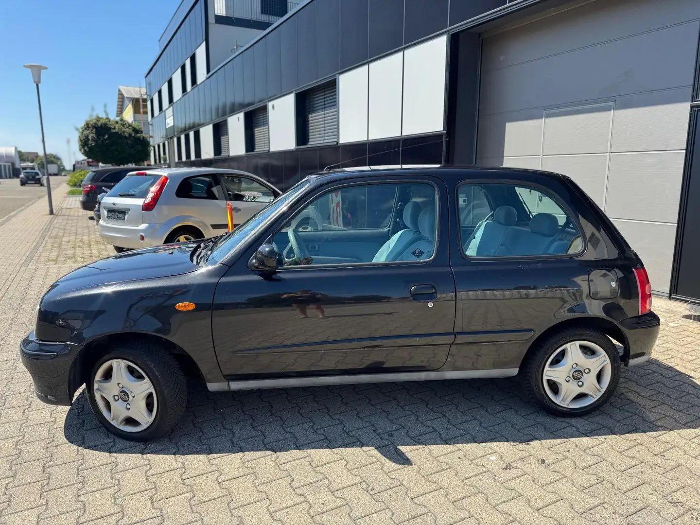 Nissan Micra 1.0 Fresh Schwarz - 2