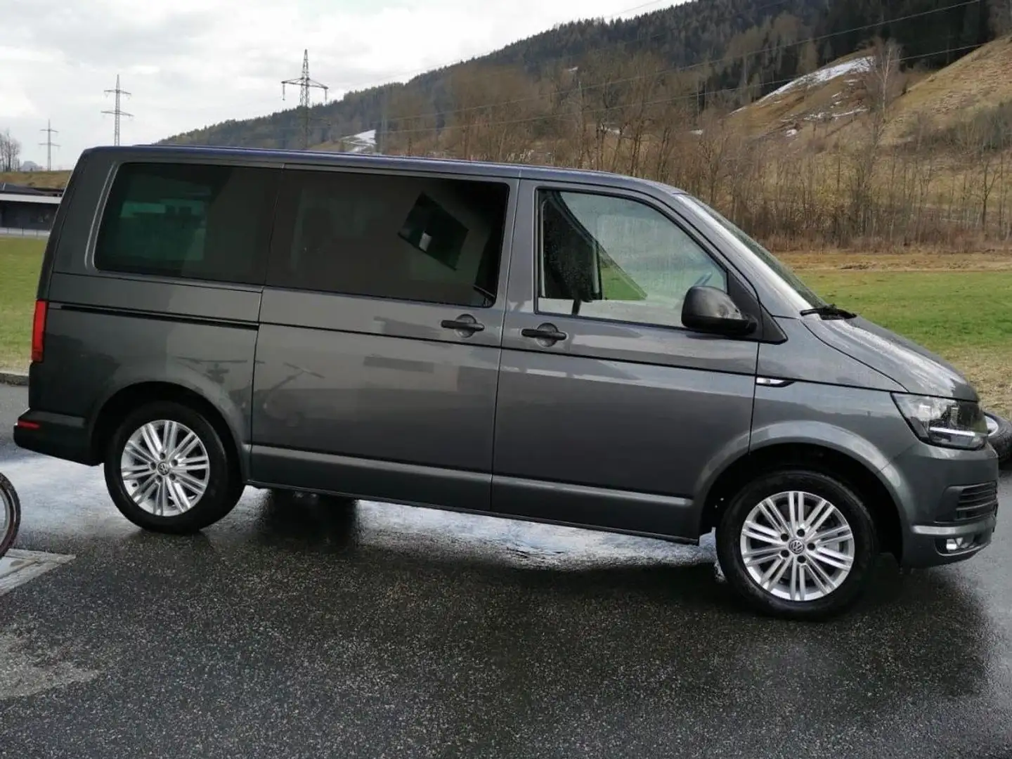 Volkswagen T6 Multivan Multivan Trendline 2,0 TDI 4Motion BMT Trendline Grau - 1