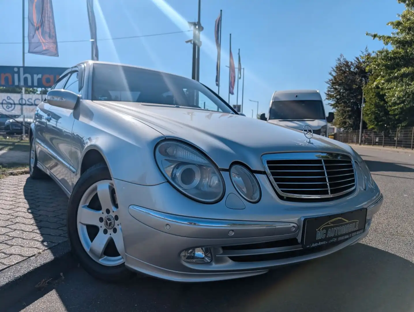 Mercedes-Benz E 270 E-Klasse Lim. E 270 CDI*TEMPOMAT*PDC V-H*NAVI !! Silber - 2