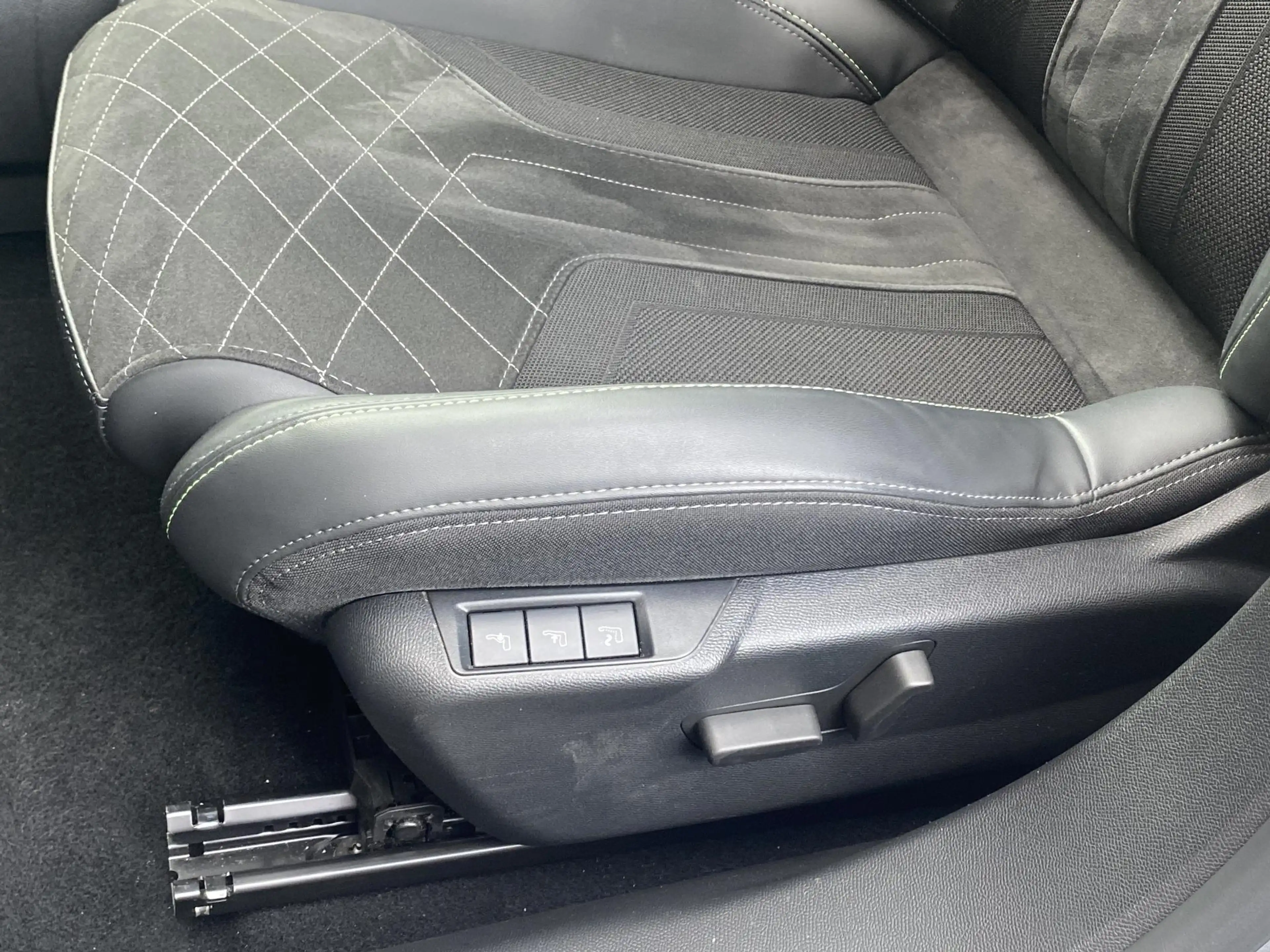 Peugeot e-2008 EV GT 50 kWh l Panoramisch Schuifdak l Massage l C — photo 12