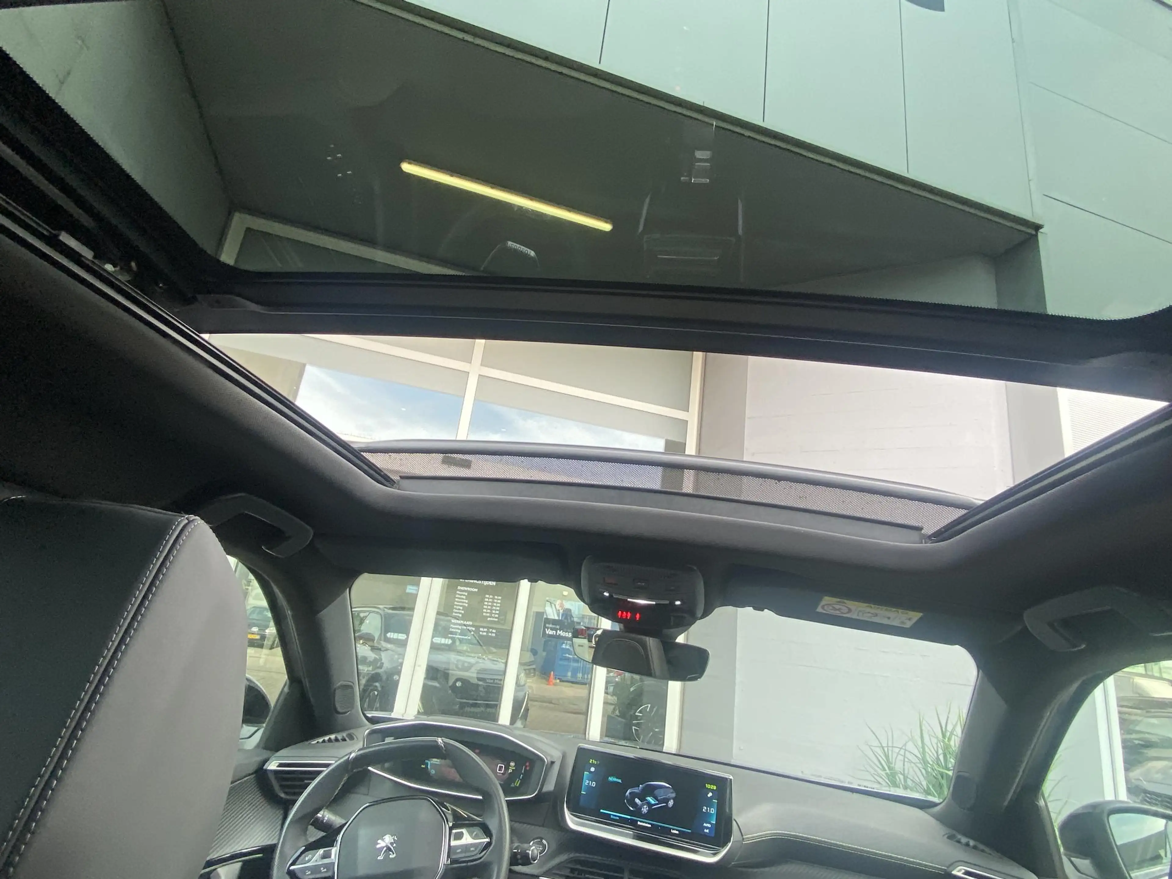 Peugeot e-2008 EV GT 50 kWh l Panoramisch Schuifdak l Massage l C — photo 9