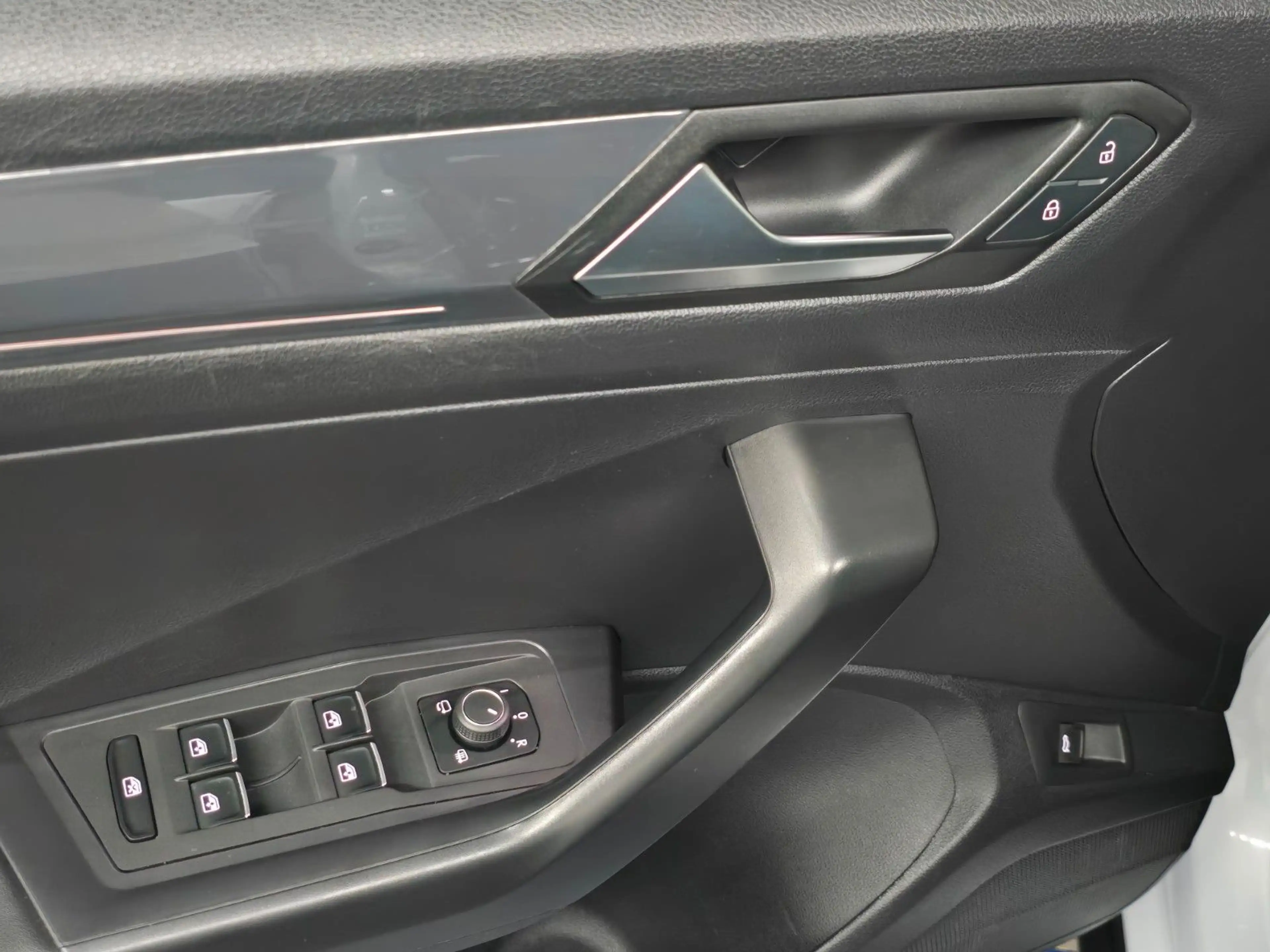 Volkswagen T-Roc Sport 4Motion*PANO*LED*RFK*AHK*ACC*SH*NAVI — photo 12