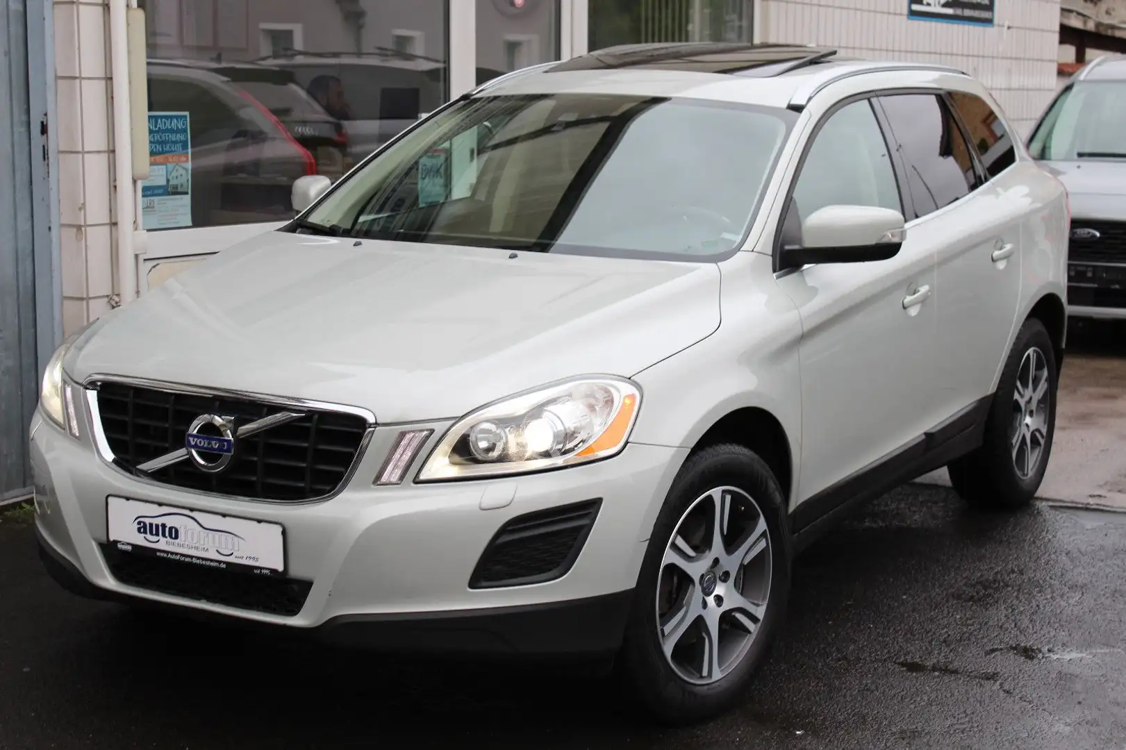 Volvo XC60 2.4 D5 Summum AWD Navi*R-Kam*Bi-Xenon*Pano Weiß - 2