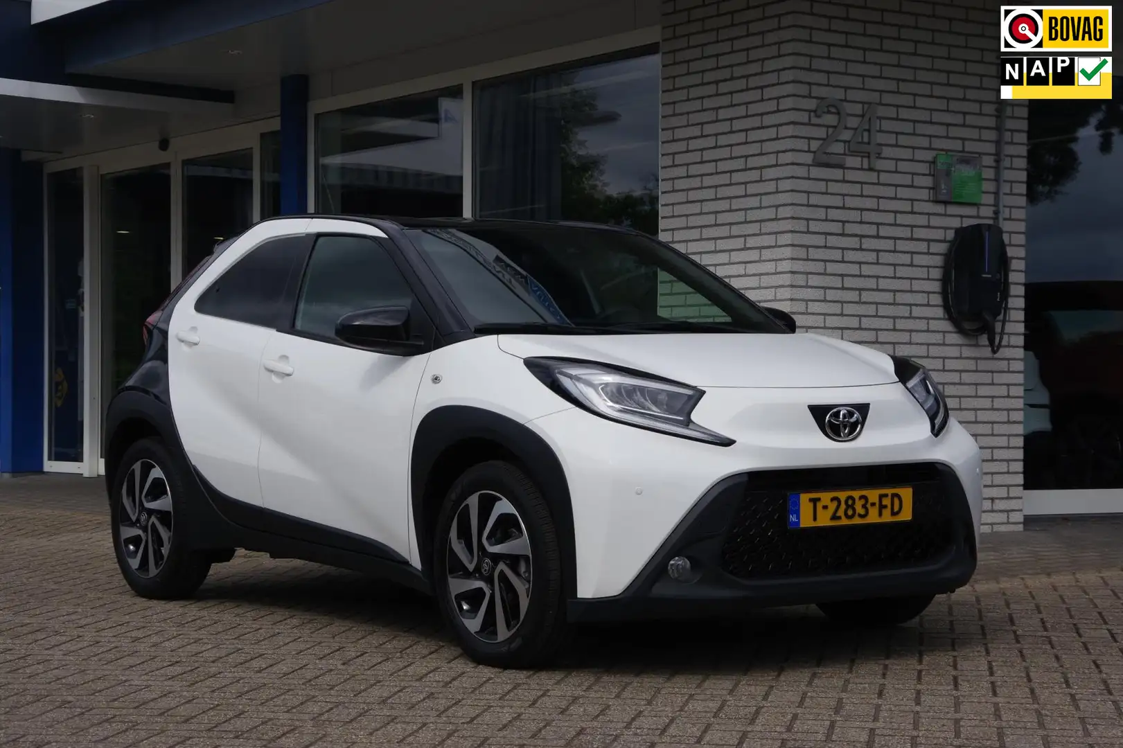 Toyota Aygo X 1.0 VVT-i AUTOMAAT Two-tone Camera App-connect Par Wit - 1