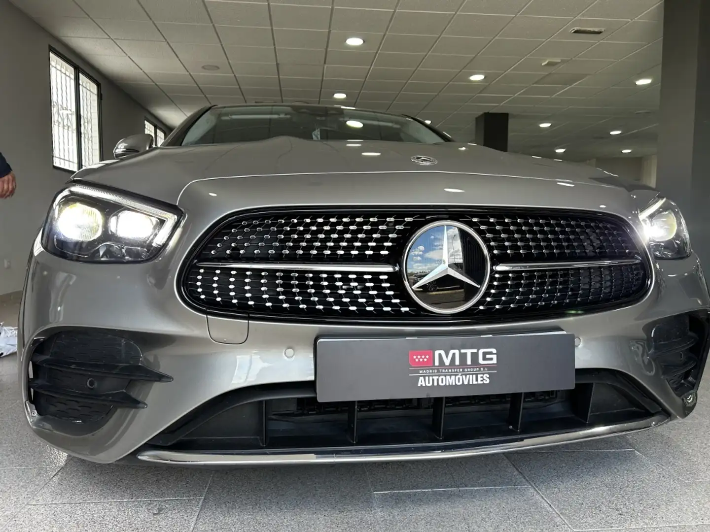 Mercedes-Benz E 200 9G-Tronic Gris - 2
