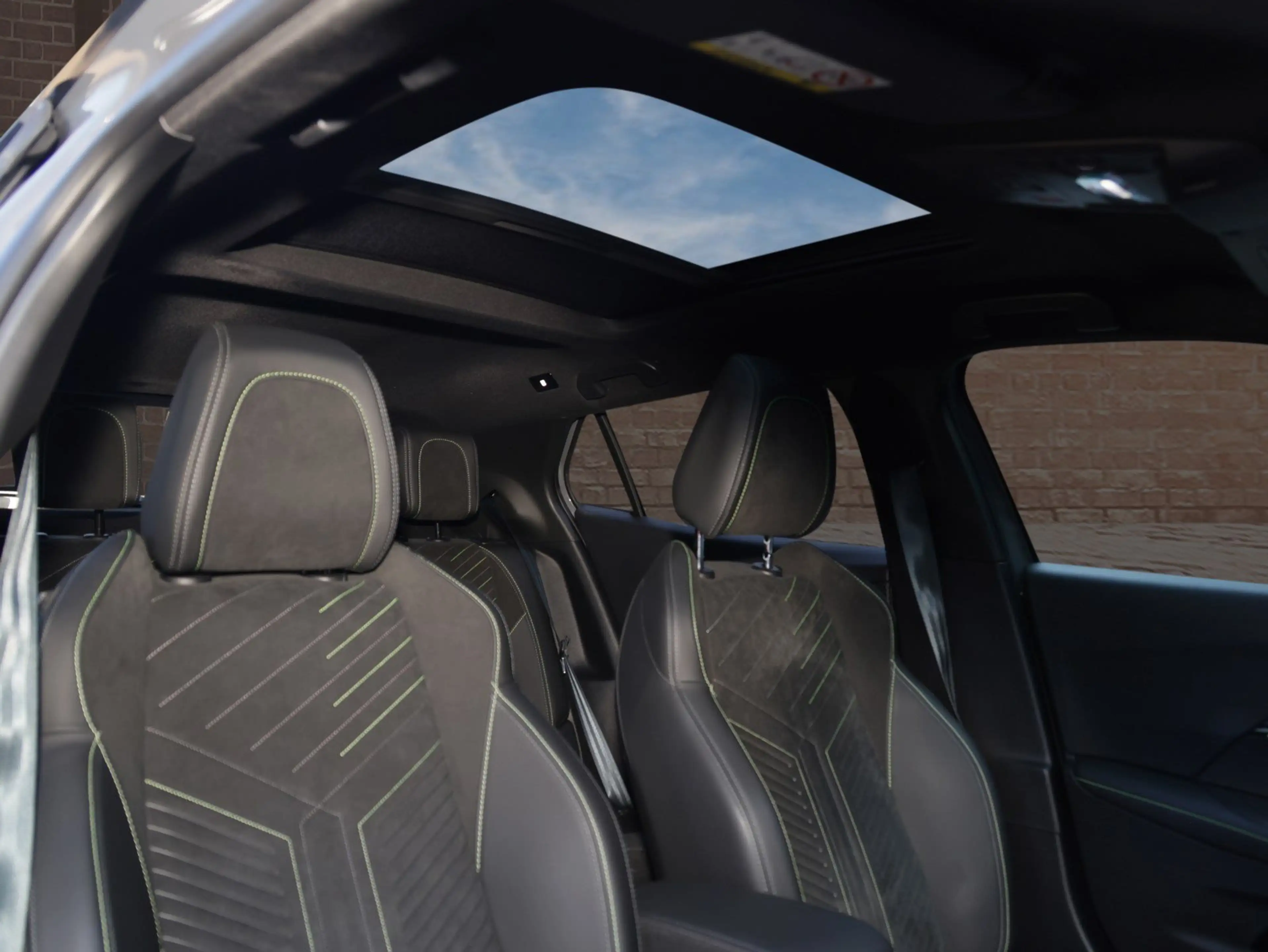 Peugeot 2008 GT — photo 12