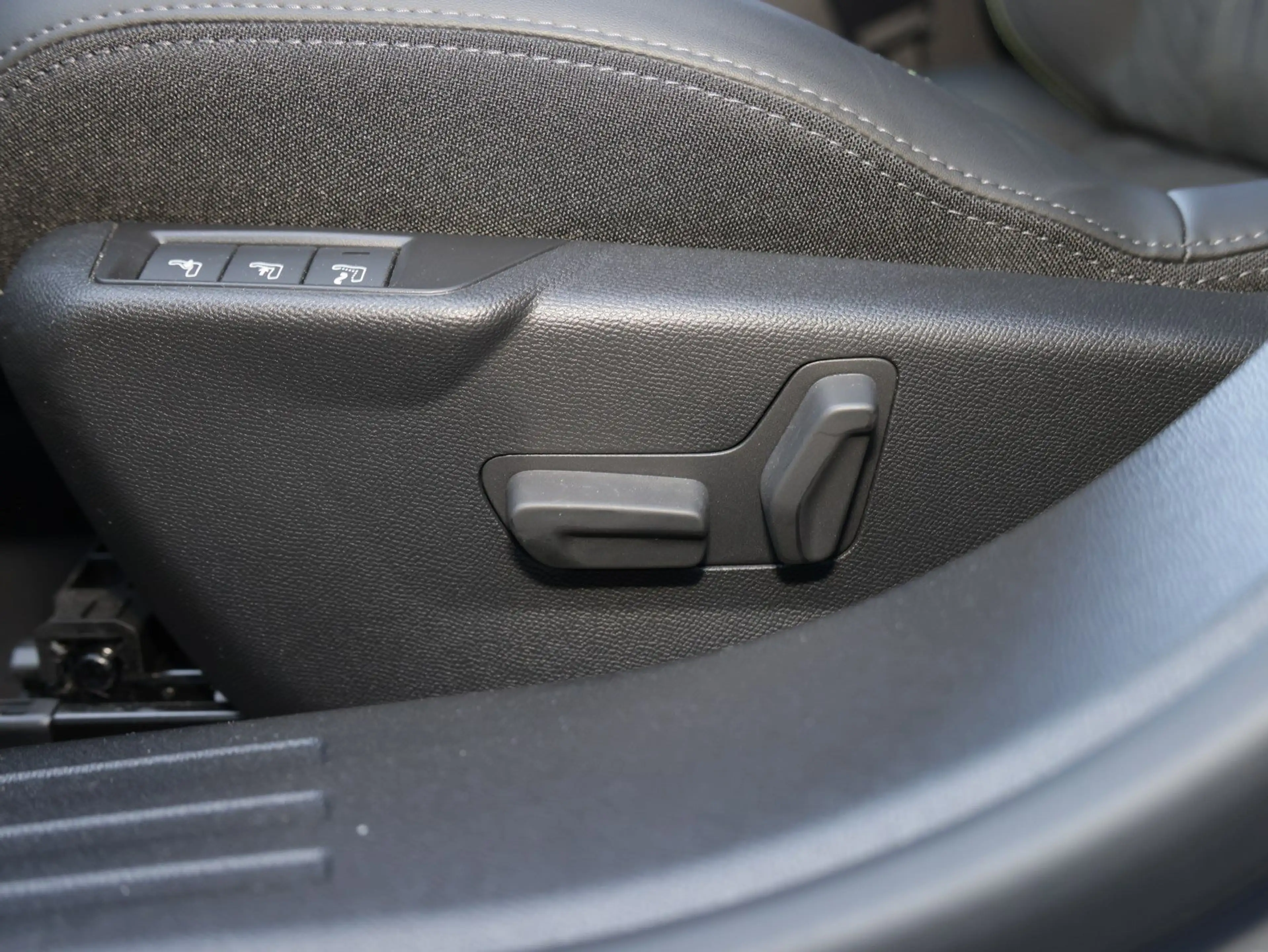 Peugeot 2008 GT — photo 9