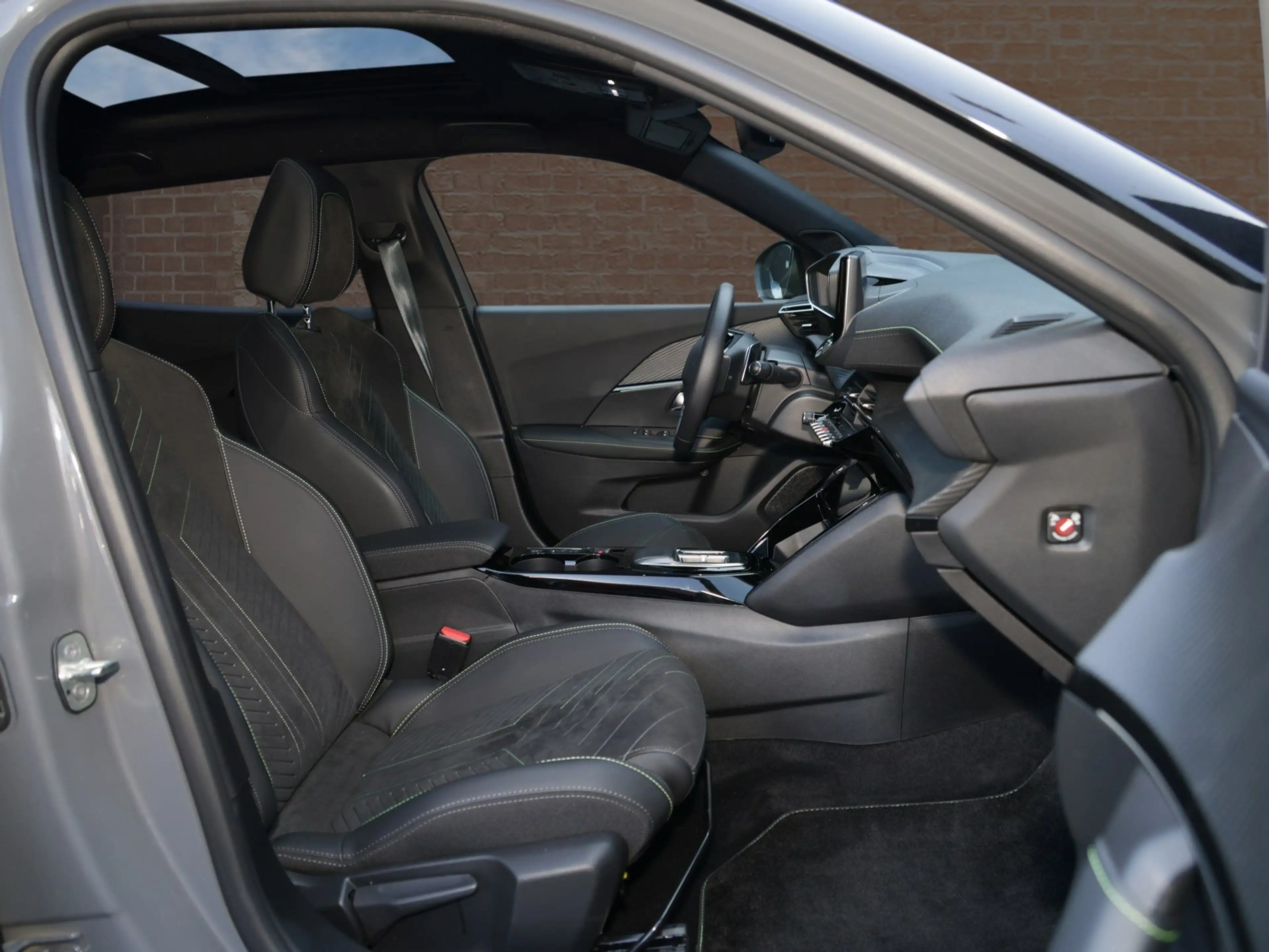 Peugeot 2008 GT — photo 11