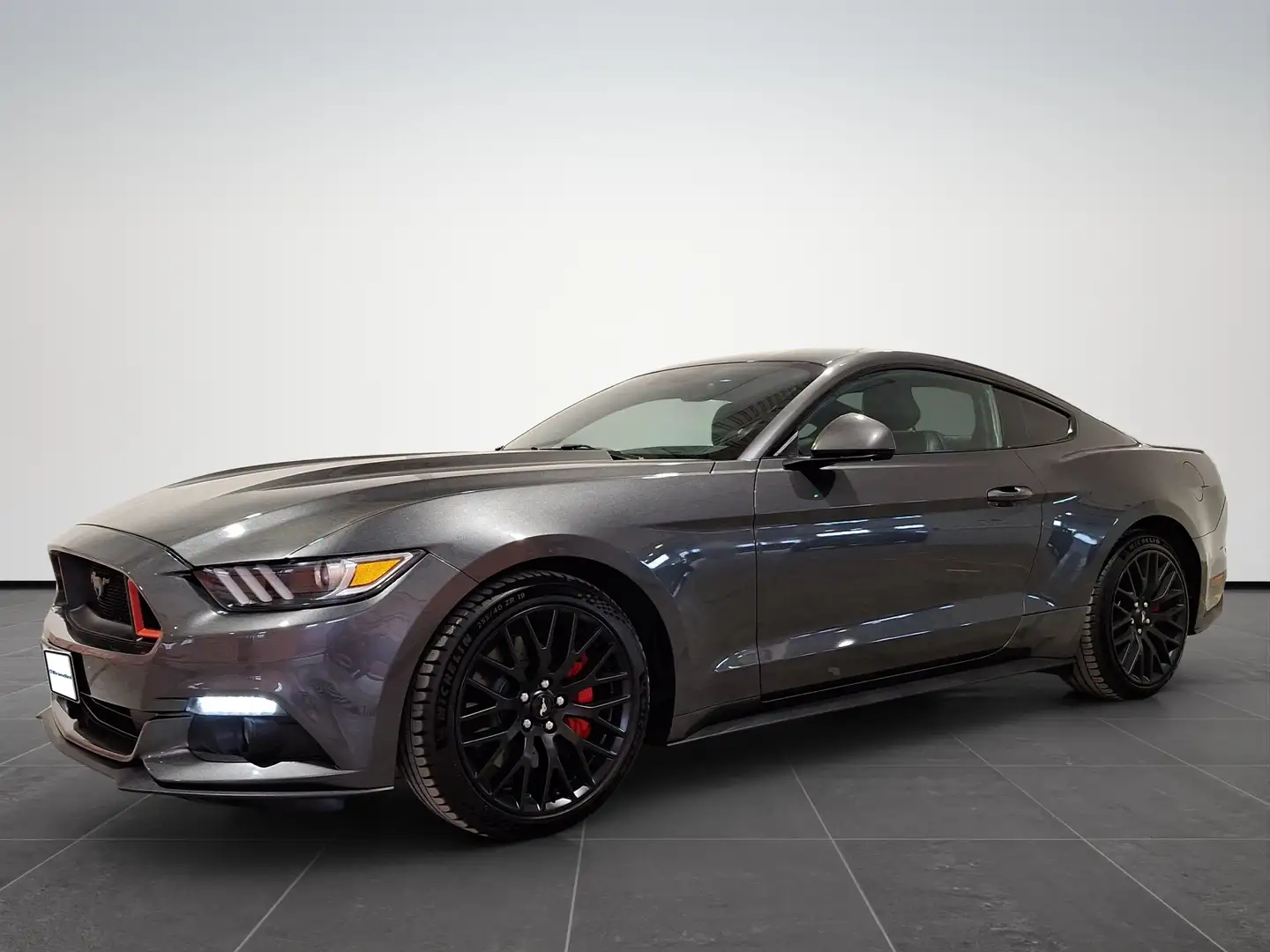 Ford Mustang Fastback 2.3 EcoBoost Gris - 1
