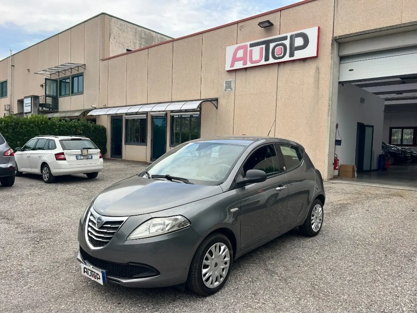 Lancia Ypsilon 1.2 69 CV 5 porte GPL Ecochic Gold Gris - 1