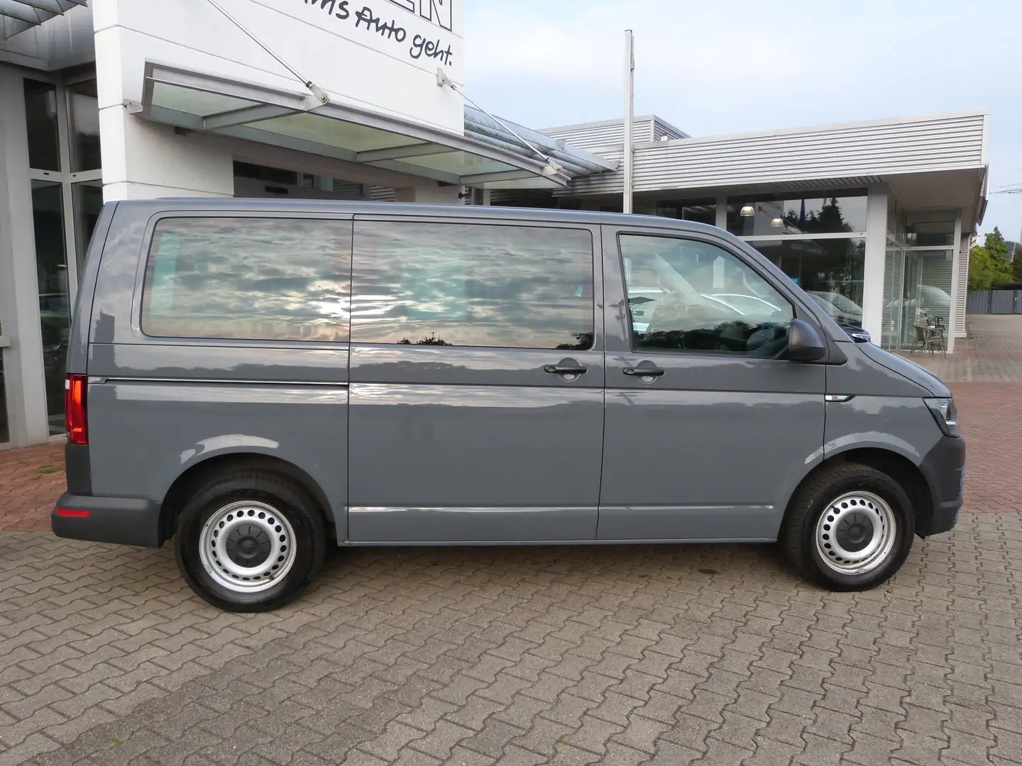 Volkswagen T6 Kombi 2.0 TDI Kurz EcoProfi NAV AHK Sitzheizung 9-Sitzer Gris - 2