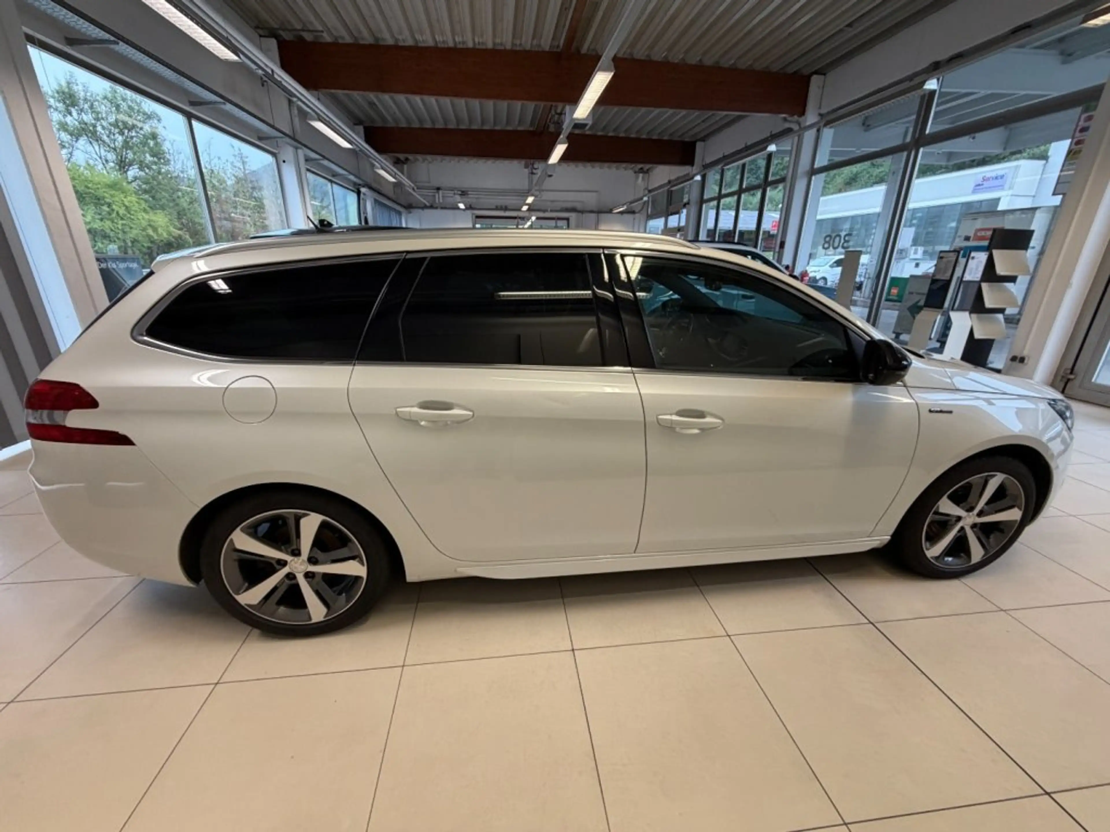 Peugeot 308 SW GT-LINE BHDI 120 — photo 7