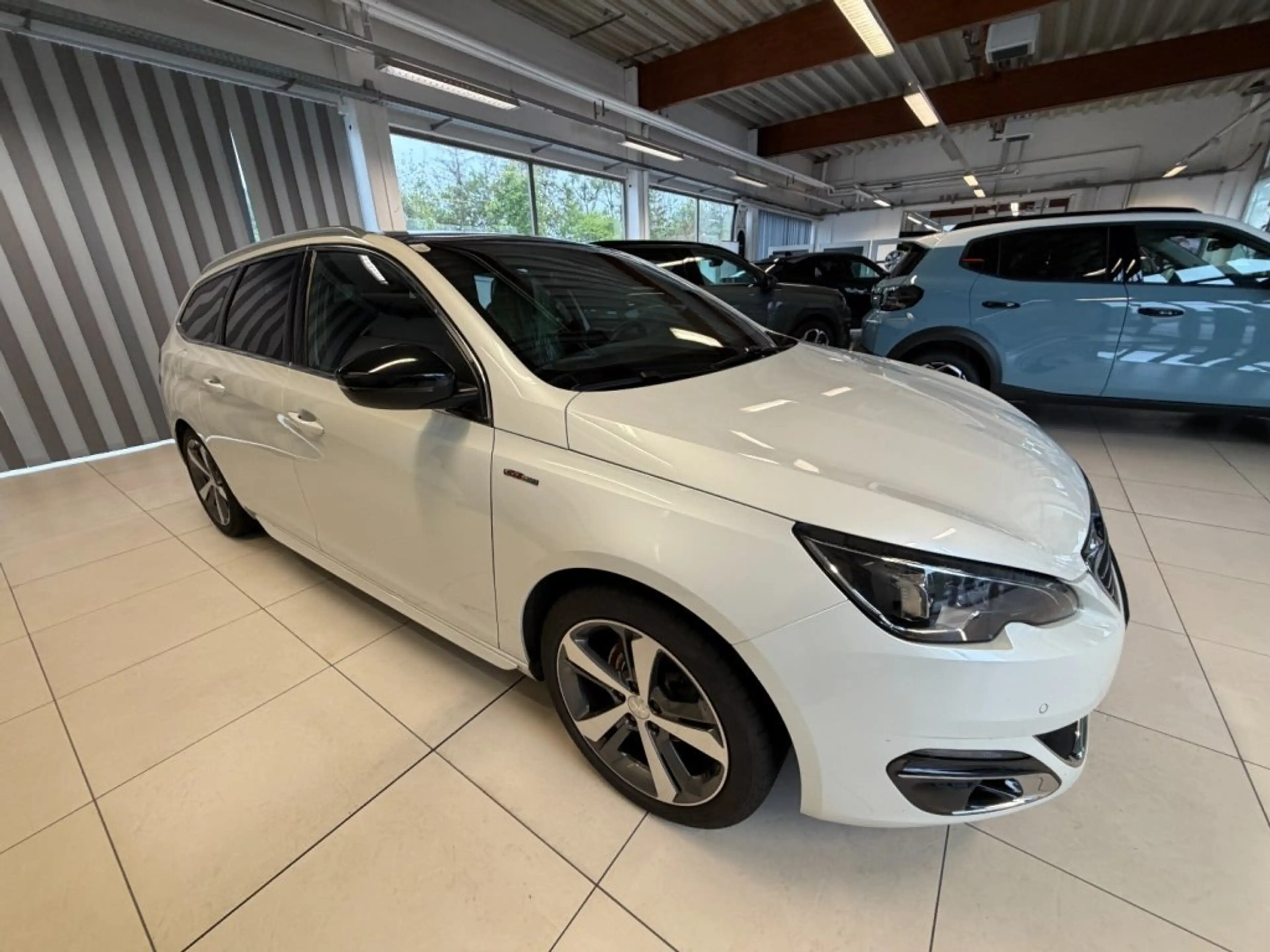 Peugeot 308 SW GT-LINE BHDI 120 — photo 8