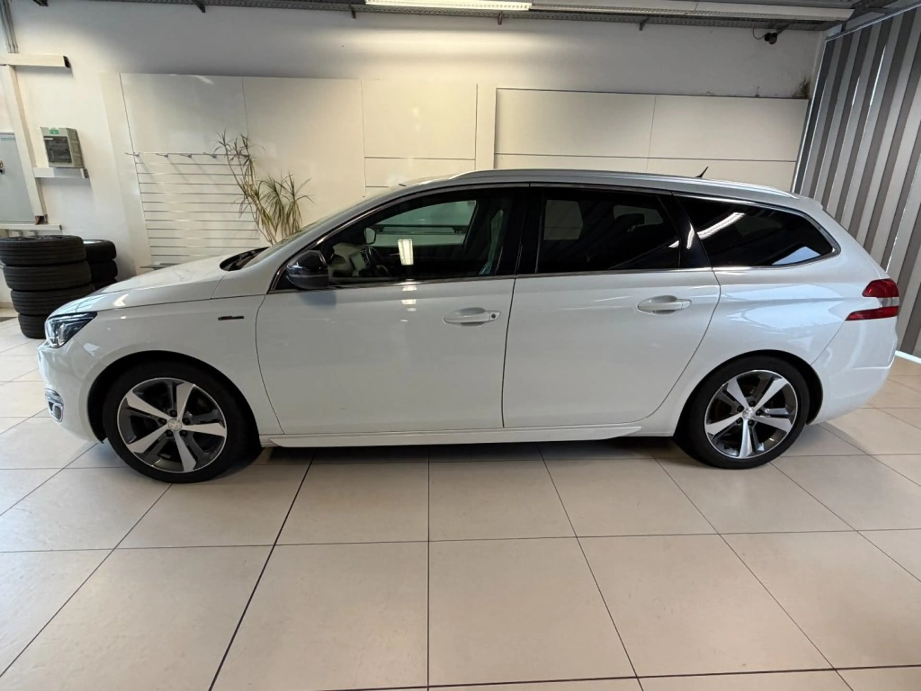 Peugeot 308 SW GT-LINE BHDI 120 — photo 3