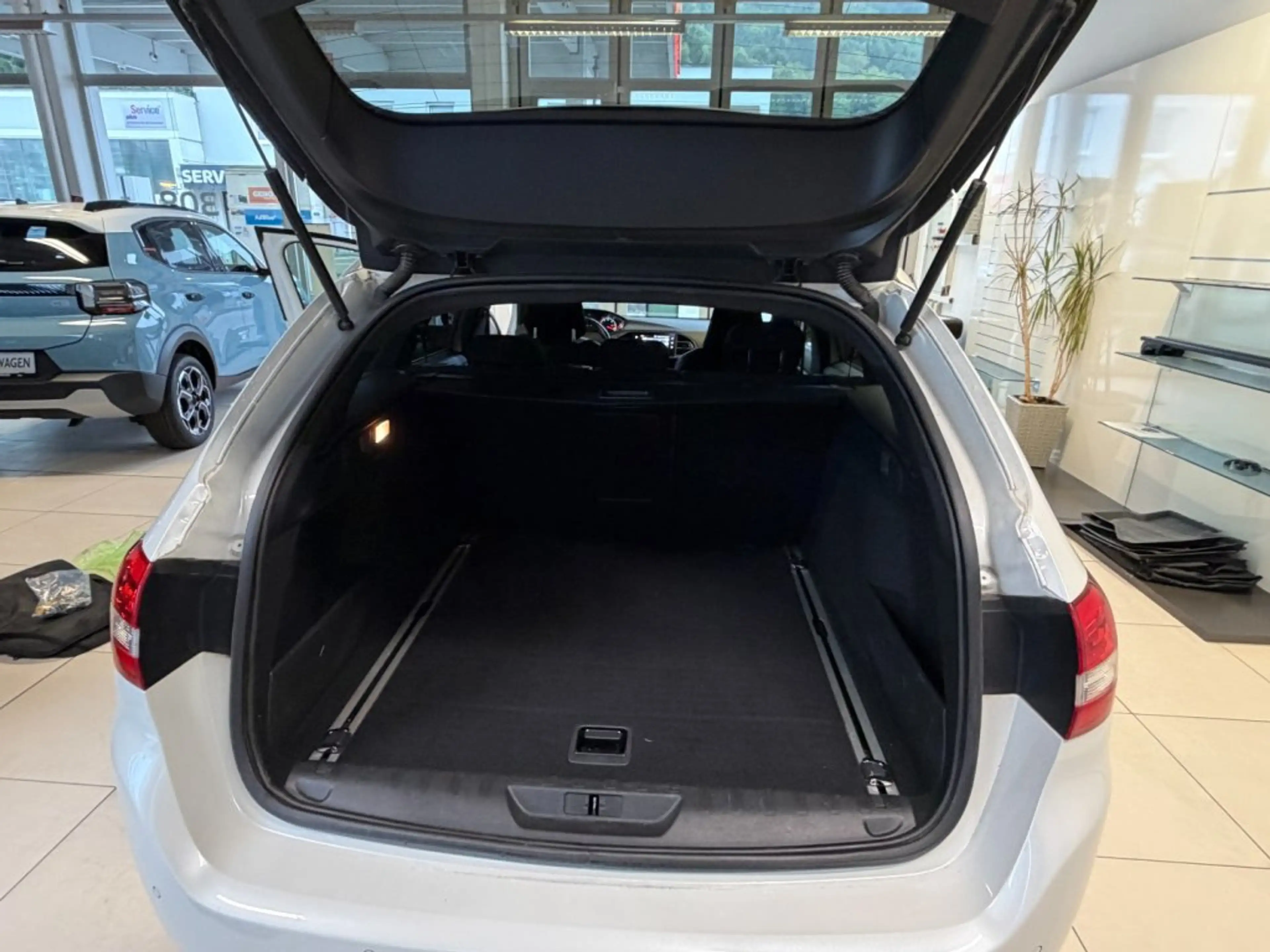 Peugeot 308 SW GT-LINE BHDI 120 — photo 13