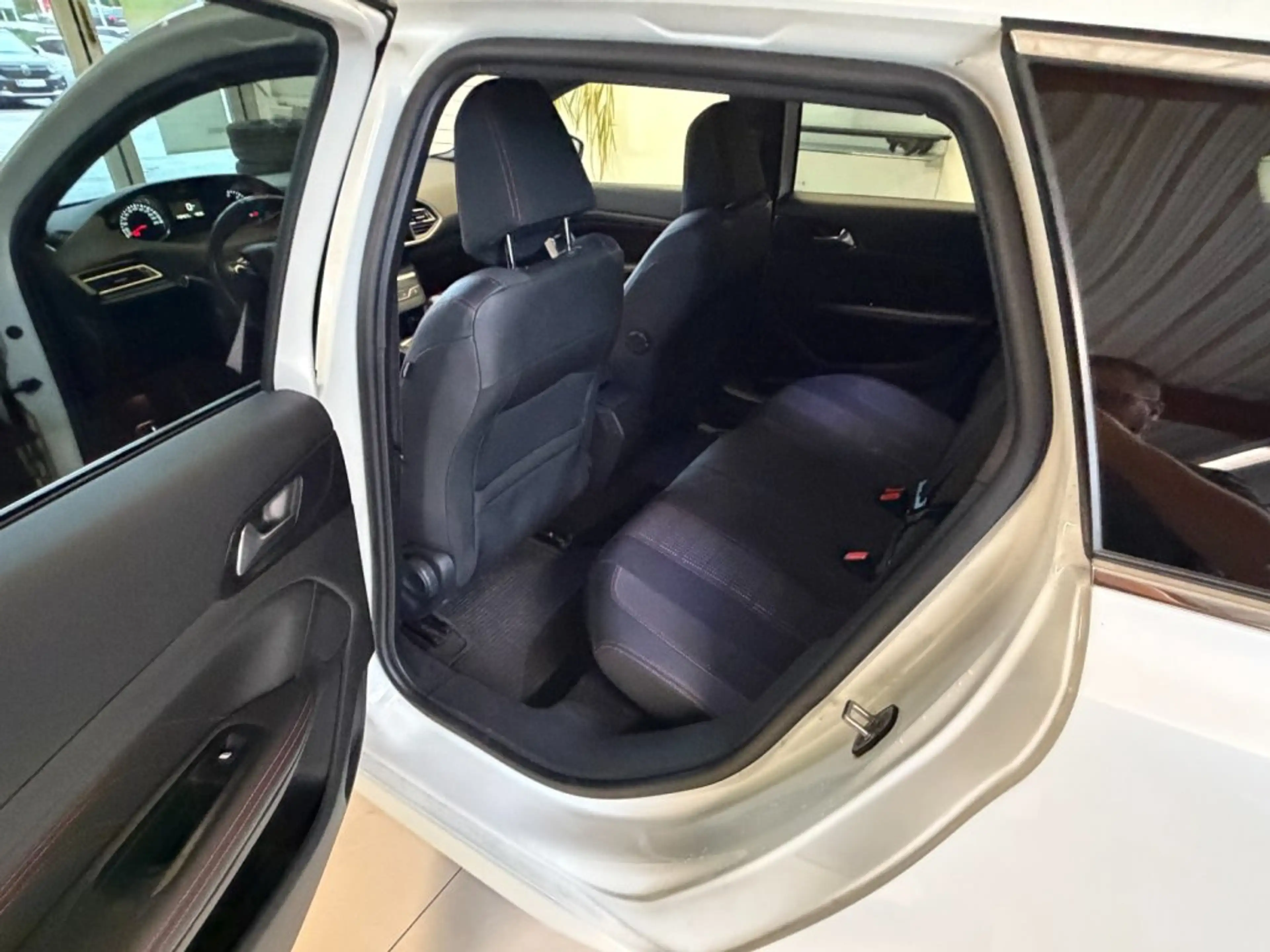 Peugeot 308 SW GT-LINE BHDI 120 — photo 11