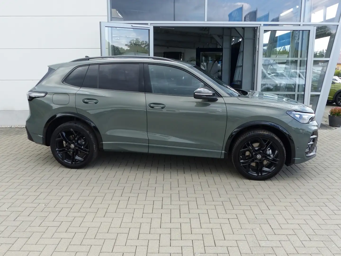 Volkswagen Tiguan 2.0 TDI 4Motion DSG R-Line *AHK*LED*DCC*PDC* Grün - 2