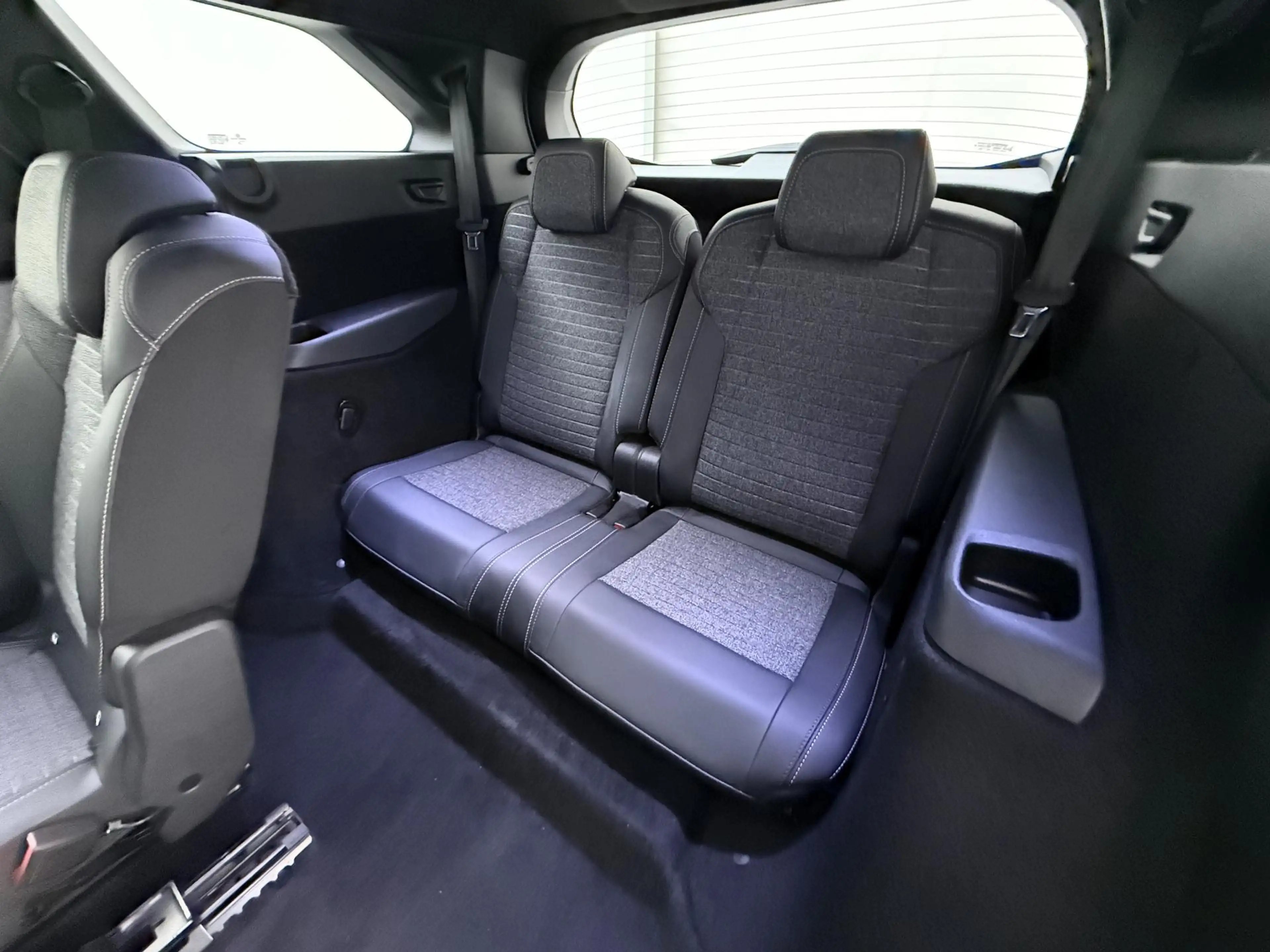 Peugeot 5008 SUV Allure 145pk Hybrid Automaat | 7 zitplaatsen | — photo 9