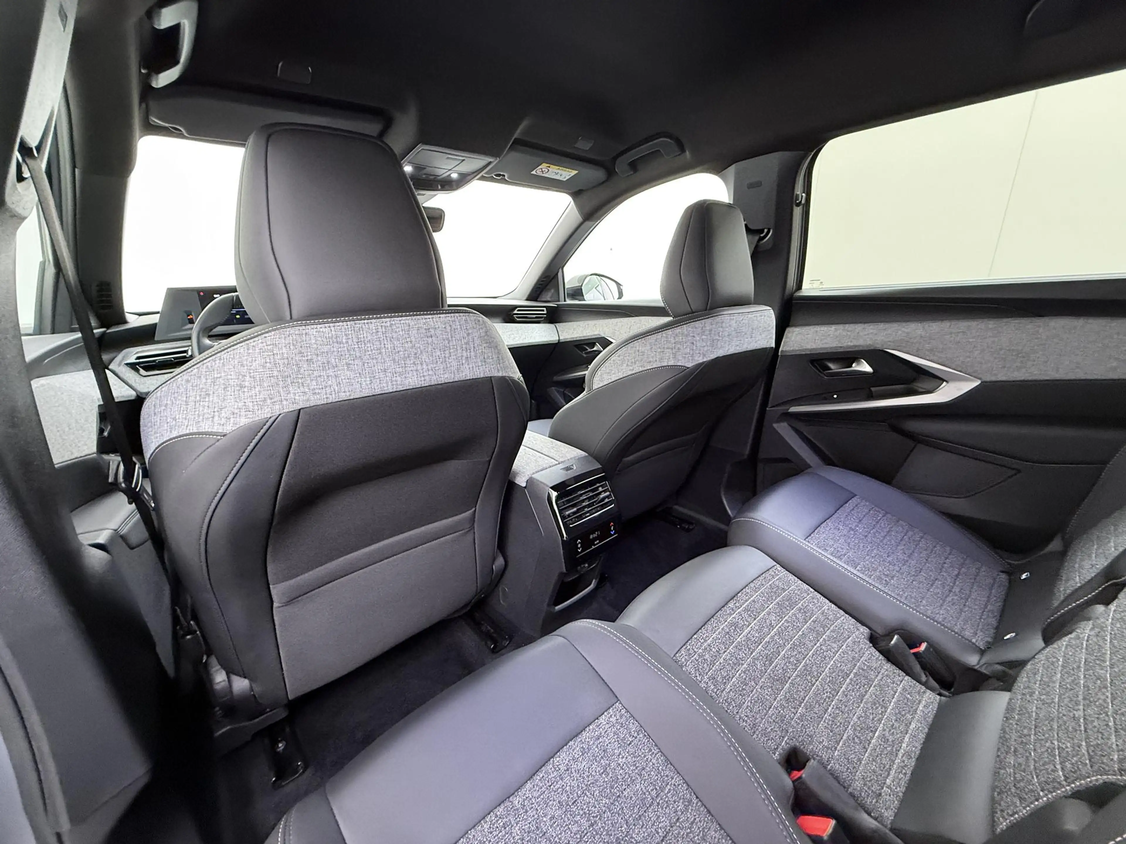 Peugeot 5008 SUV Allure 145pk Hybrid Automaat | 7 zitplaatsen | — photo 8