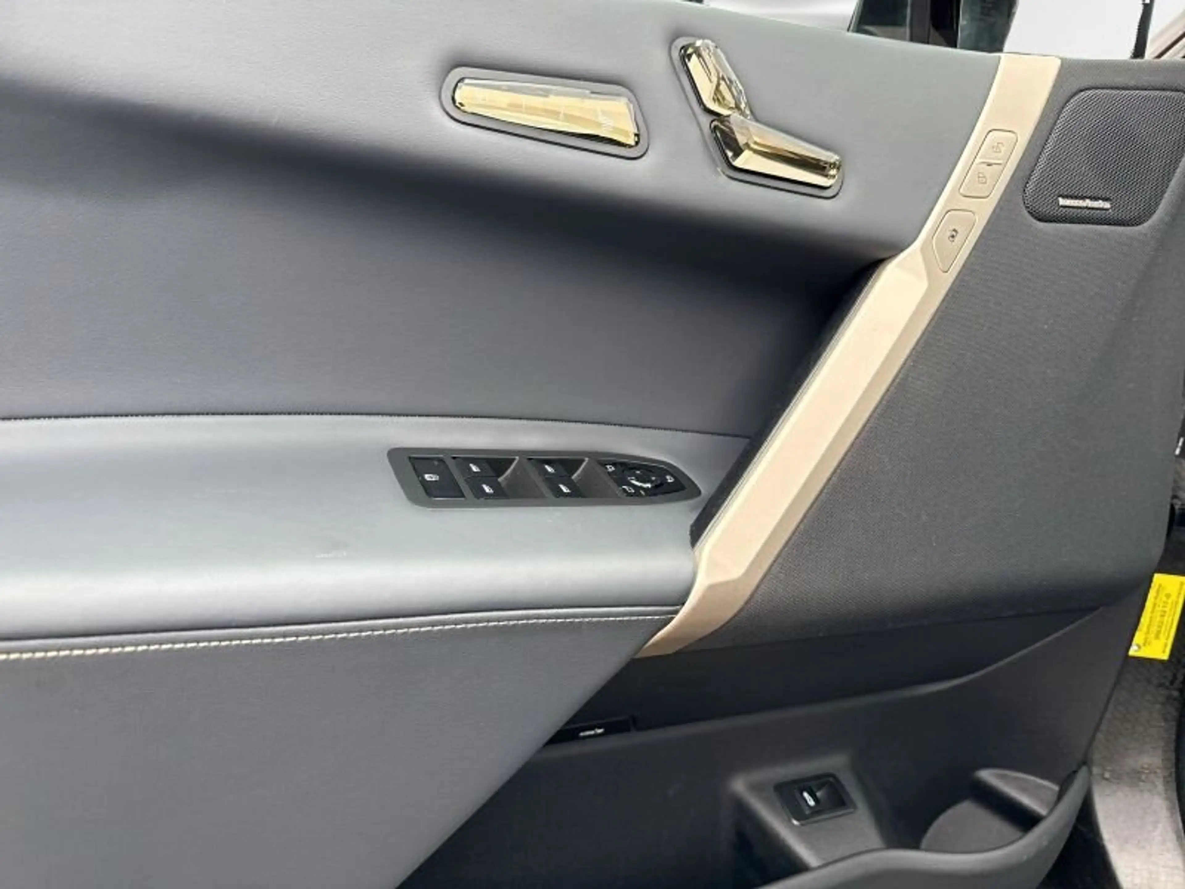 BMW iX xDrive40 Sportpaket LEDER.ACC.AHK.LASERLICHT — photo 10