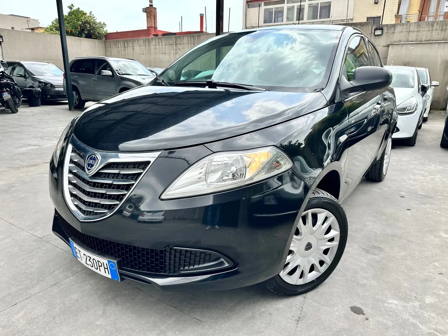 Lancia Ypsilon Ypsilon III 2011 0.9 t.air Silver ecochic 80cv Nero - 1