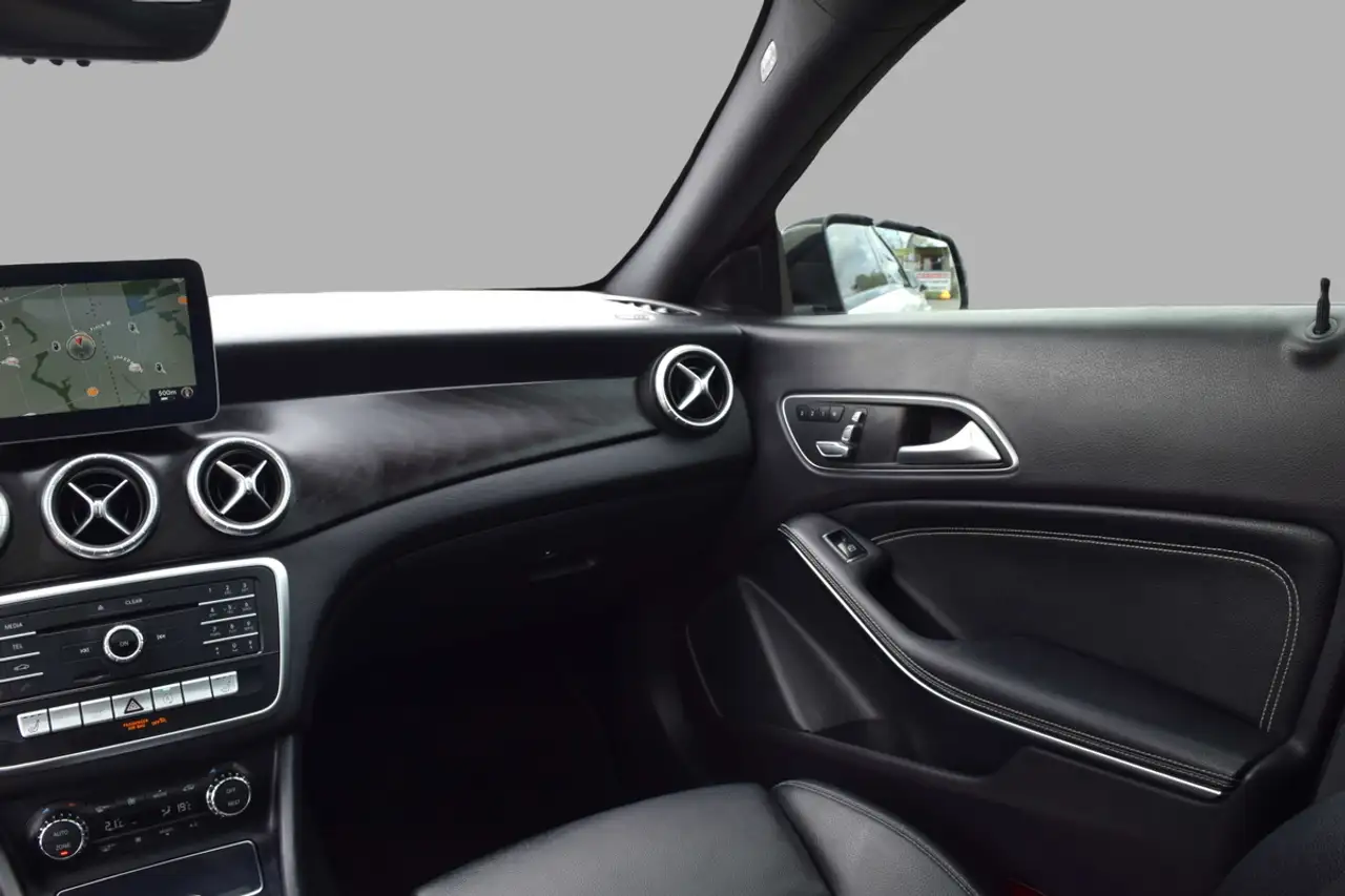 Mercedes-Benz CLA снимка Mercedes-Benz CLA