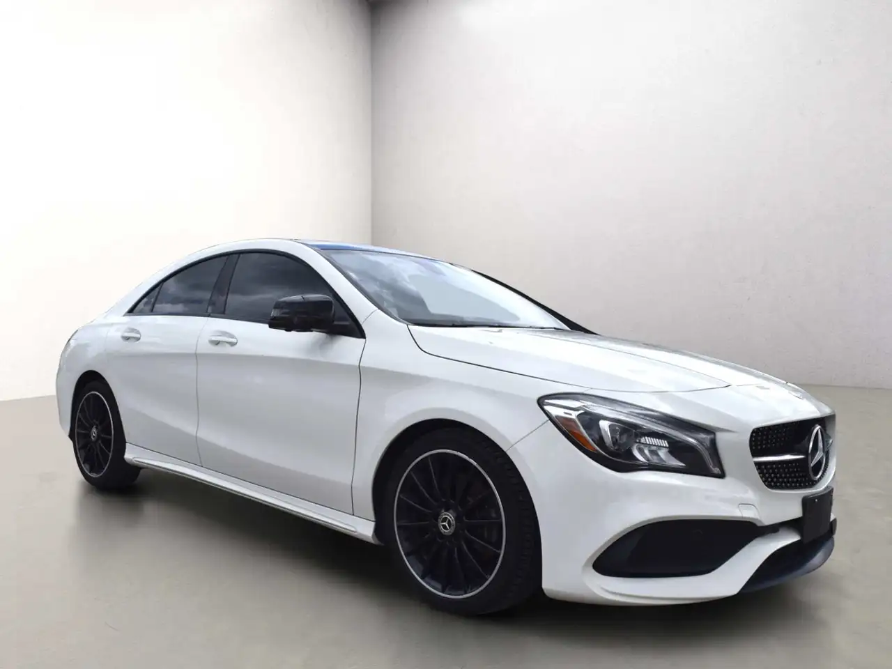Mercedes-Benz CLA снимка Mercedes-Benz CLA