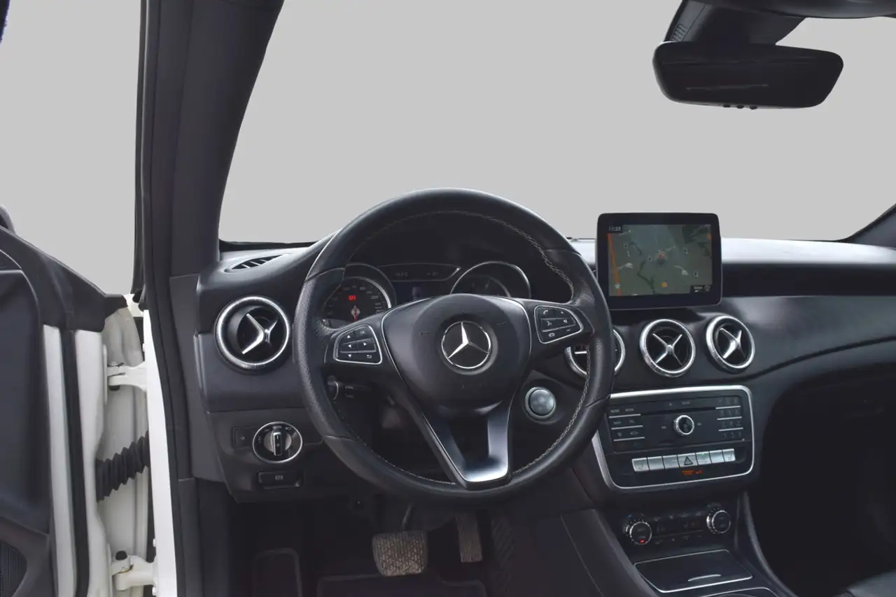 Mercedes-Benz CLA снимка Mercedes-Benz CLA