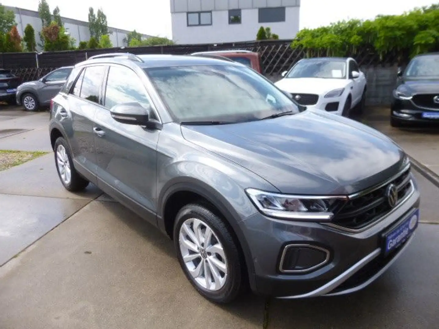 Volkswagen T-Roc Life 1,5 DSG/Navi/Klima/Kamera/PDC/LED Grau - 1