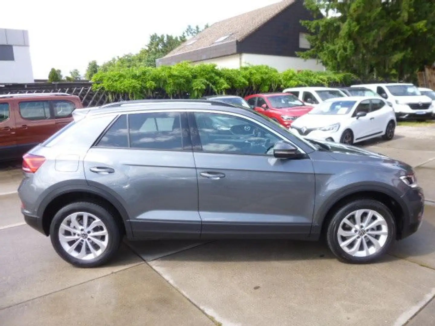 Volkswagen T-Roc Life 1,5 DSG/Navi/Klima/Kamera/PDC/LED Grau - 2