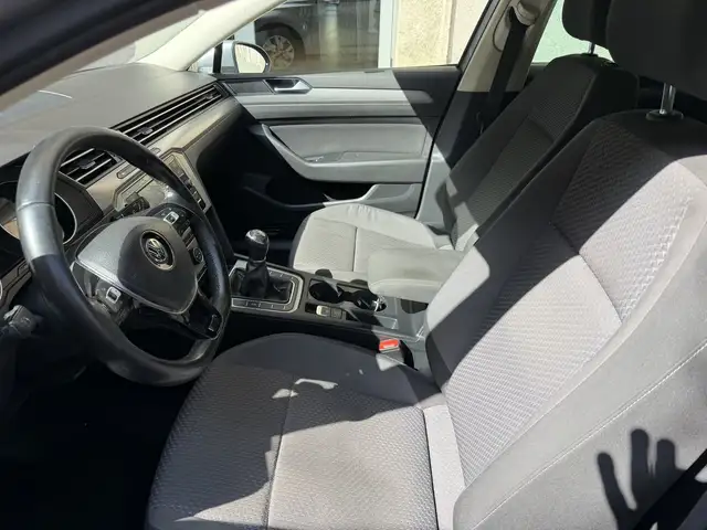 Volkswagen Passat view 10