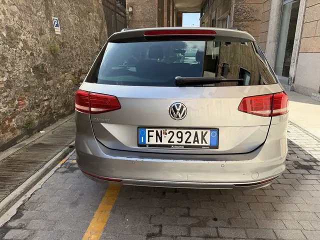 Volkswagen Passat view 3