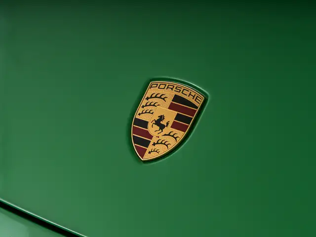 Porsche 911 view 21