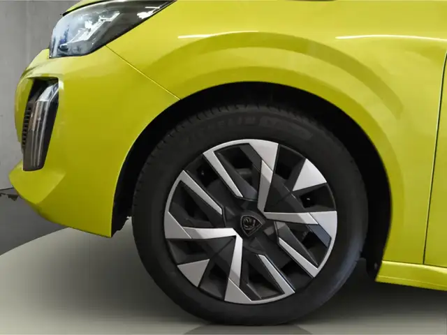 Peugeot 208 view 11