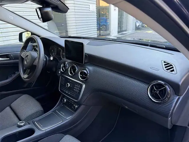 Mercedes-Benz Gla view 23
