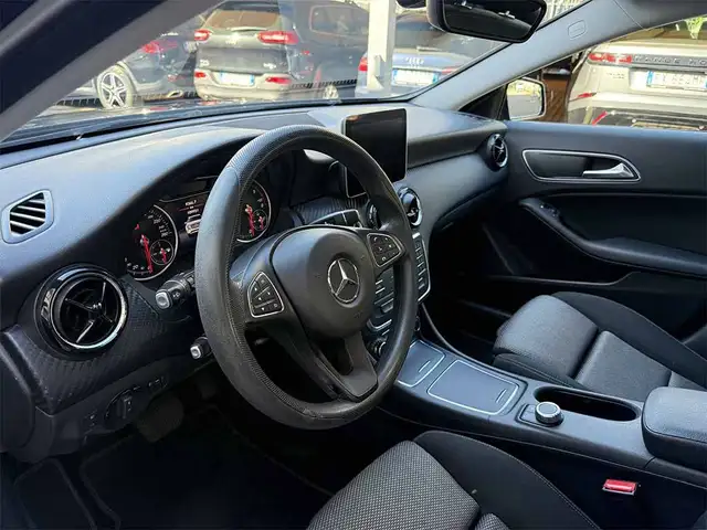 Mercedes-Benz Gla view 11