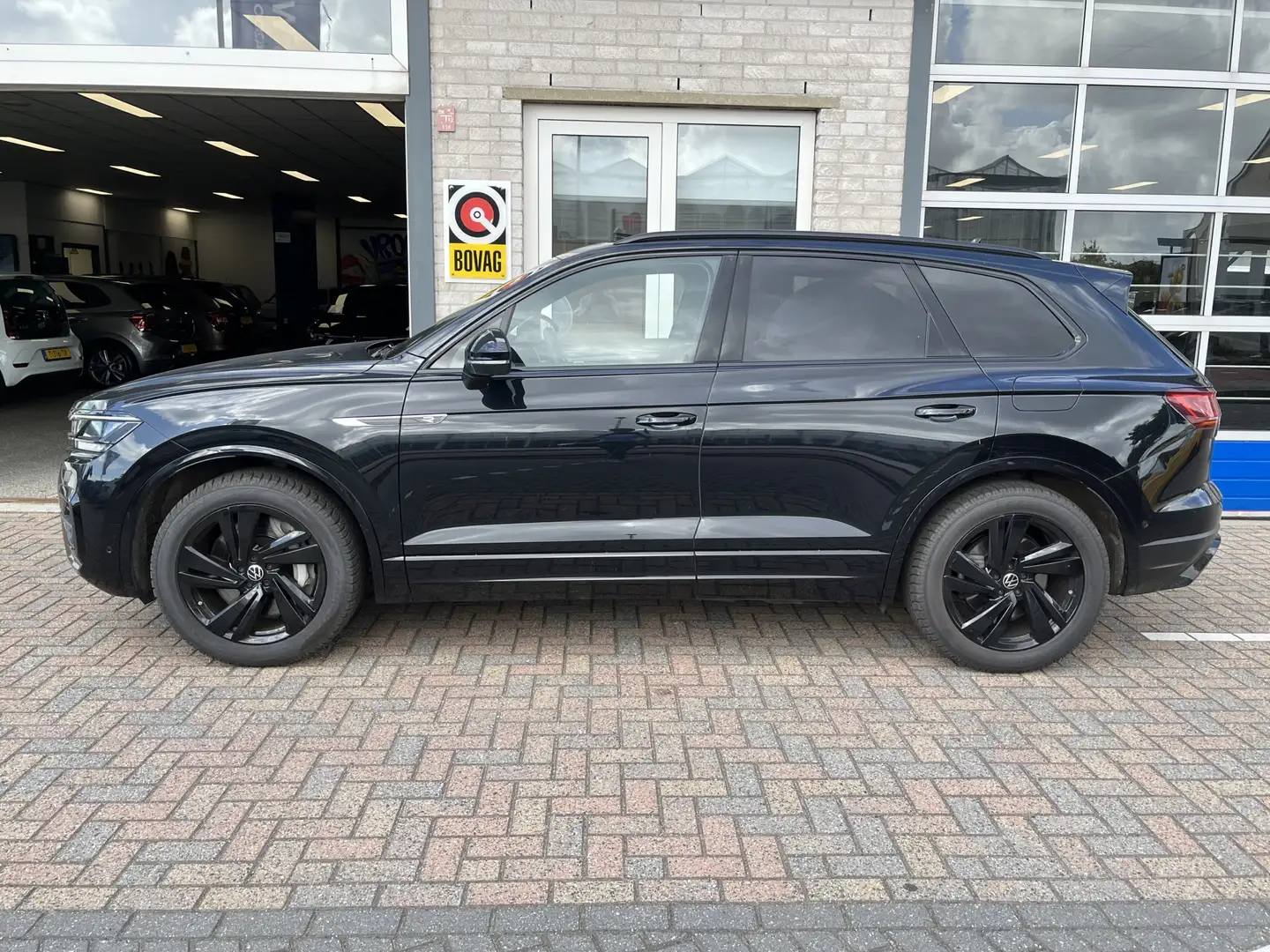 Volkswagen Touareg 3.0 TSi eHybrid 4MOTION R / AUTOMAAT/ PANO/ ELEKTR Zwart - 2