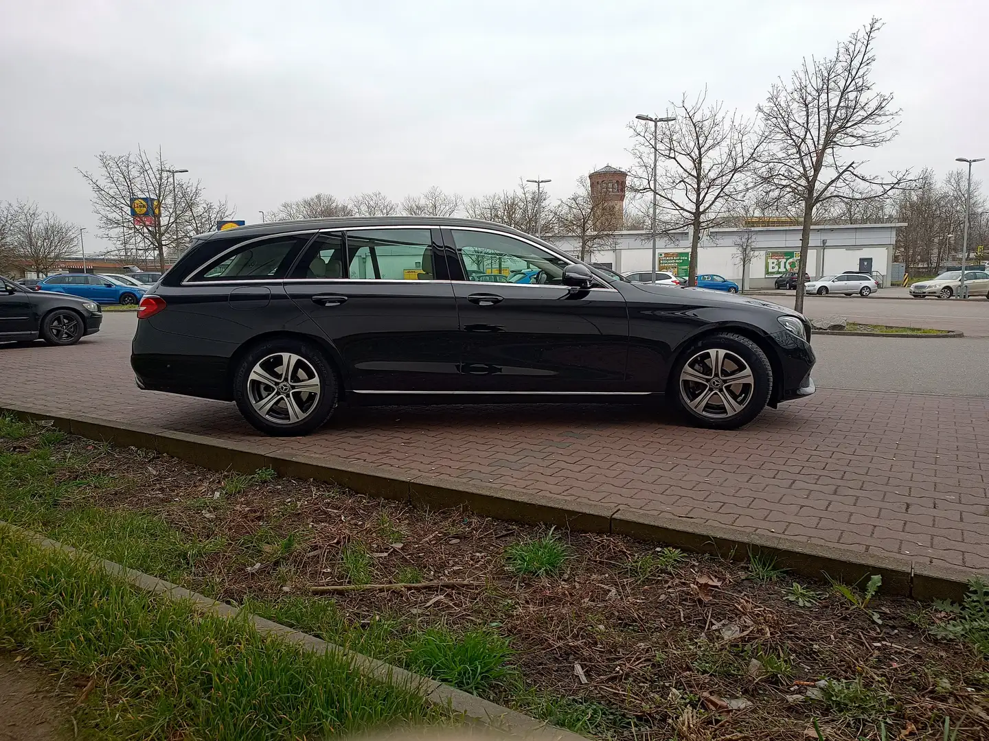 Mercedes-Benz E 220 d 4Matic T 9G-TRONIC Avantgarde Schwarz - 2