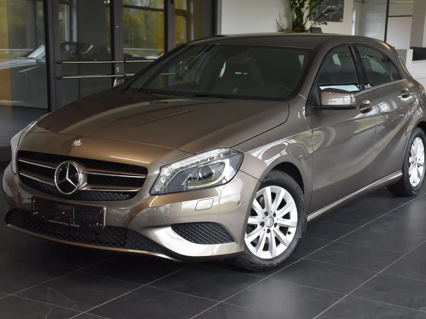 Mercedes-Benz A 180 STYLE"SPORTSITZE"NAVI"XENON"R.KAMERA"TOTWINKEL"ALU Grau - 1