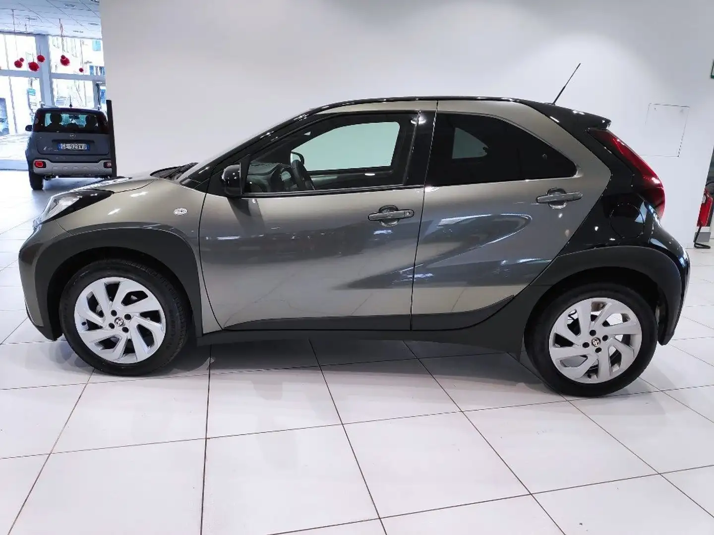 Toyota Aygo X 1.0 VVT-i 72 CV 5 porte Trend Gris - 2