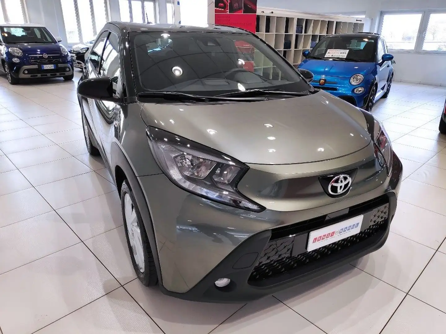 Toyota Aygo X 1.0 VVT-i 72 CV 5 porte Trend Gris - 1