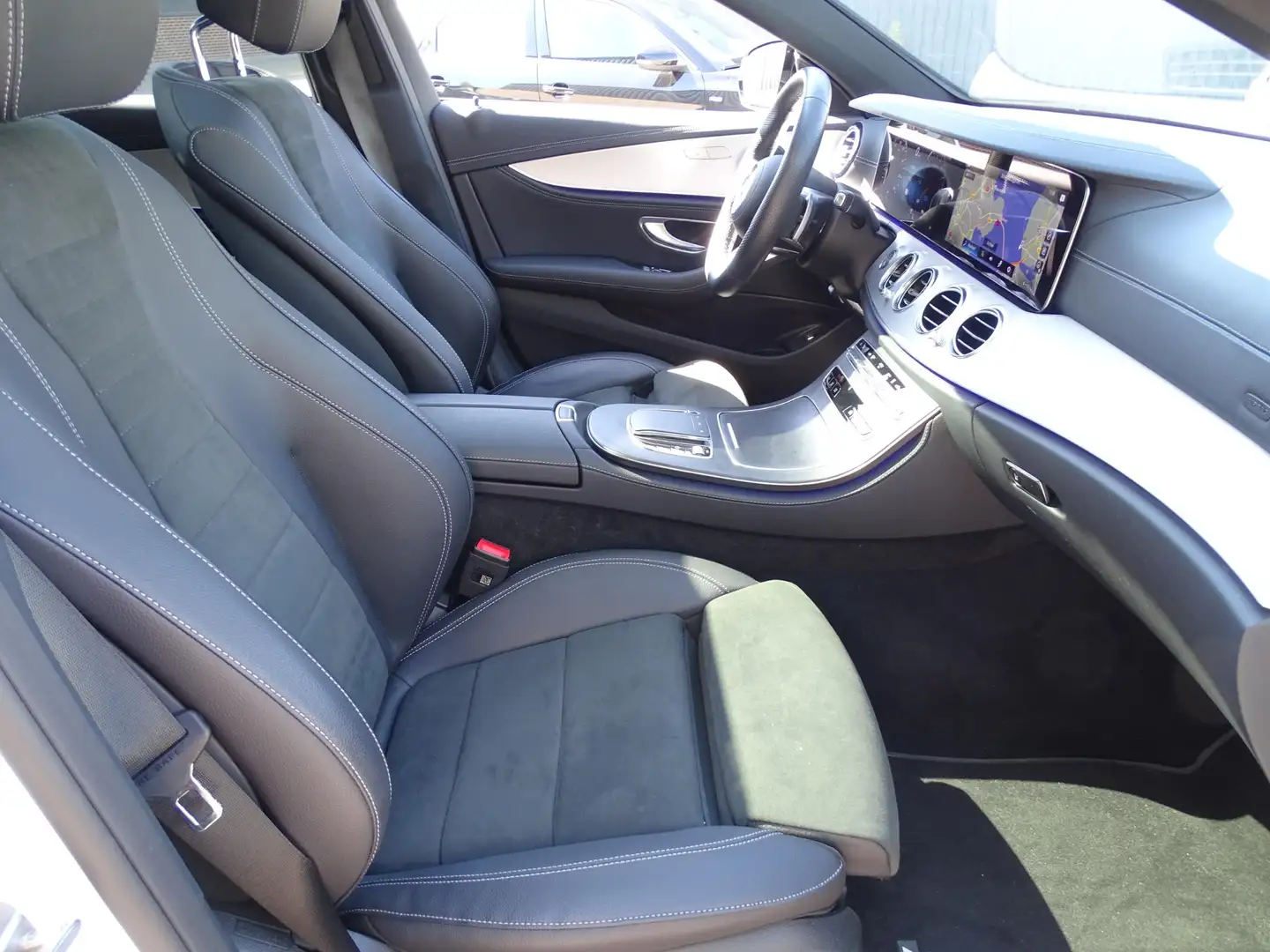 Mercedes-Benz E 300 e 4MATIC AMG Line AUTOMAAT| SPORT INTERIEUR| NAVIG Wit - 2