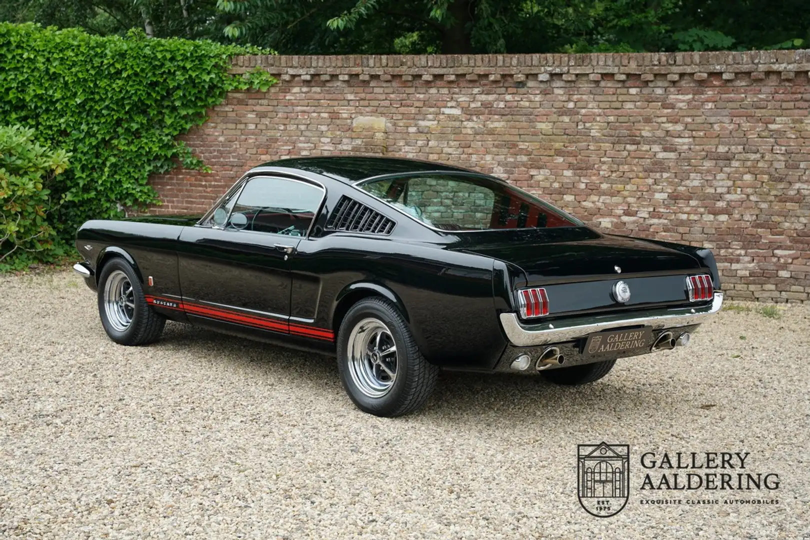Ford Mustang Fastback Restored and rebuilt condition, Executed Nero - 2