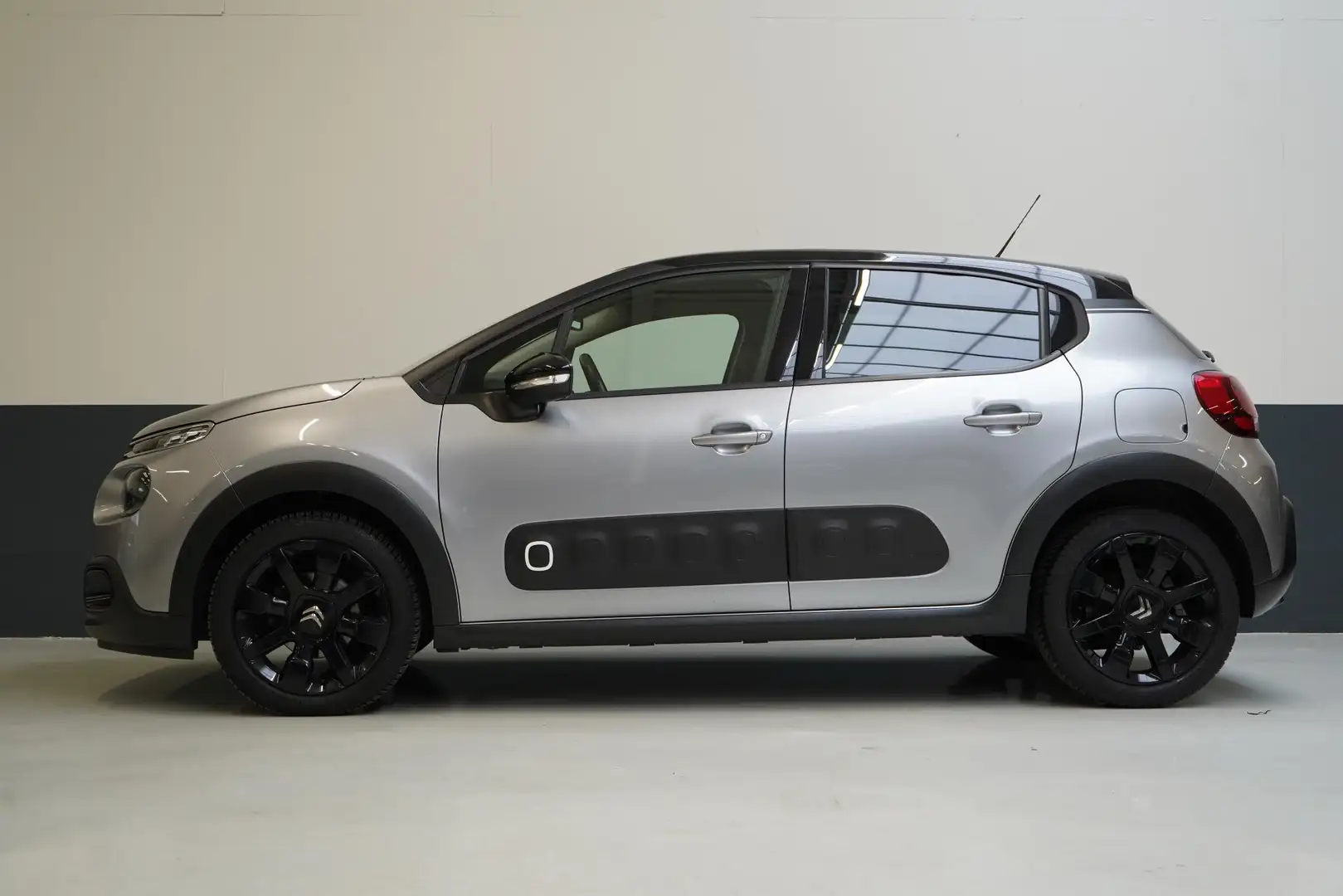 Citroen C3 1.2 PureTech S&S 110pk Shine | Navigatie | Achteru Grijs - 2