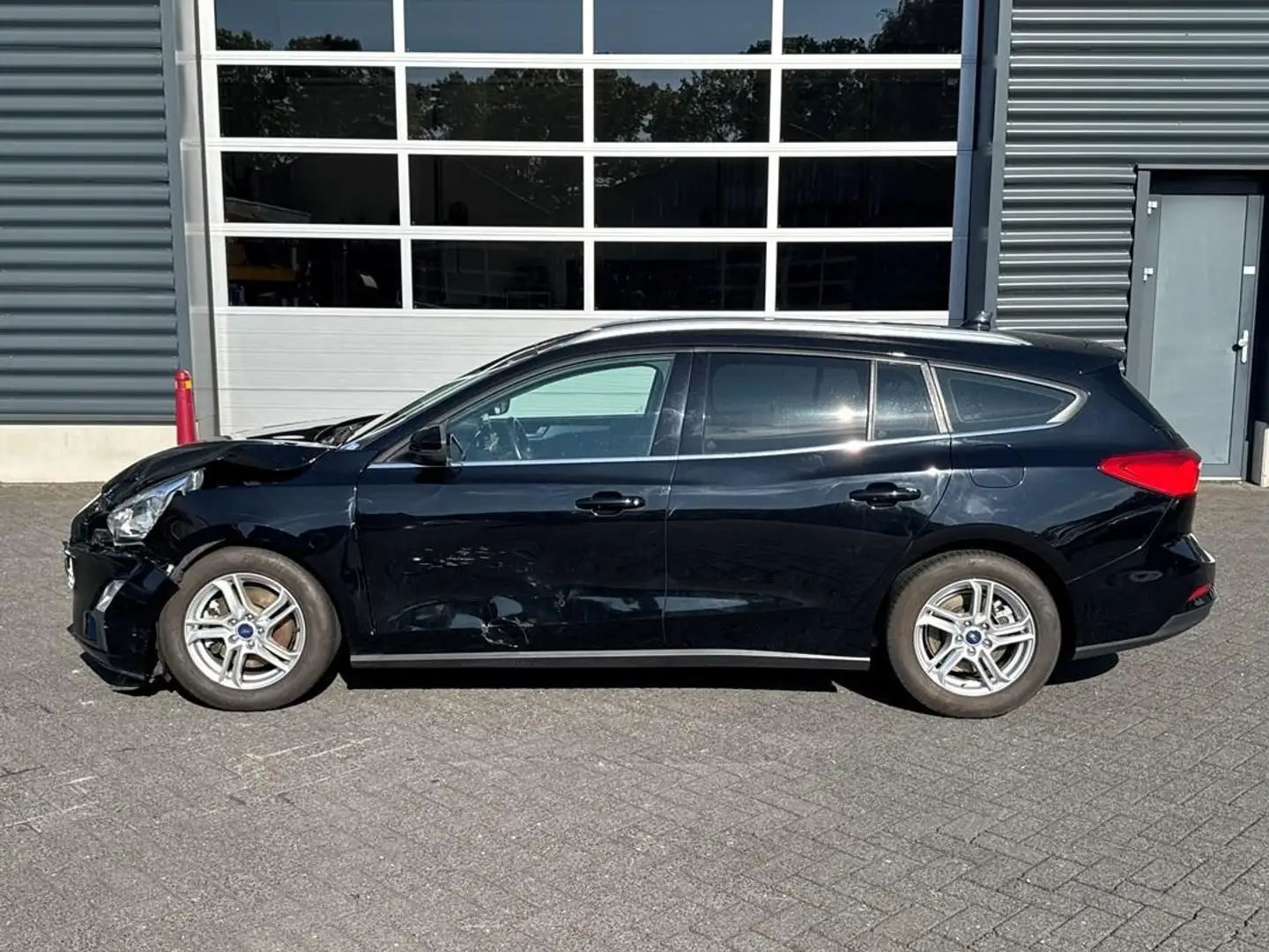 Ford Focus Wagon 1.0 EcoBoost Trend Edition Business Zwart - 2