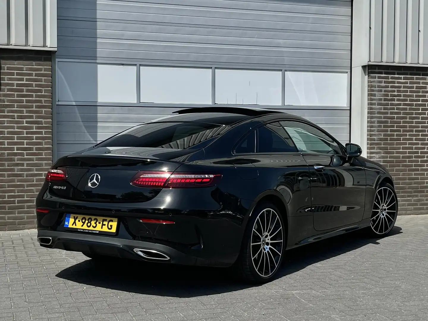 Mercedes-Benz E 200 Coupé AMG Line | Panoramadak | Burmester | Nappa | Zwart - 2